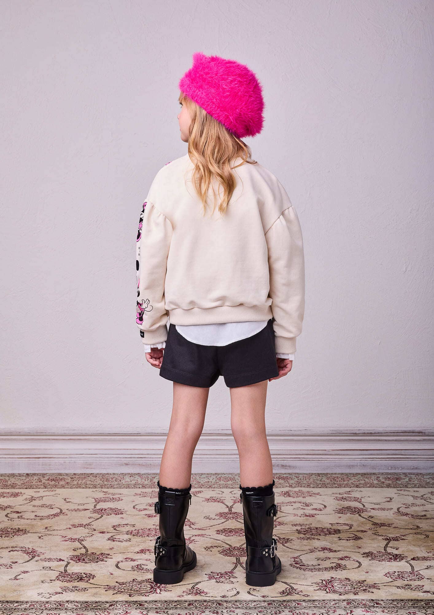 Conjunto Infantil Animê Inverno com Shorts Saia Preta e Casaco Bege Minnie e Mickey Disney