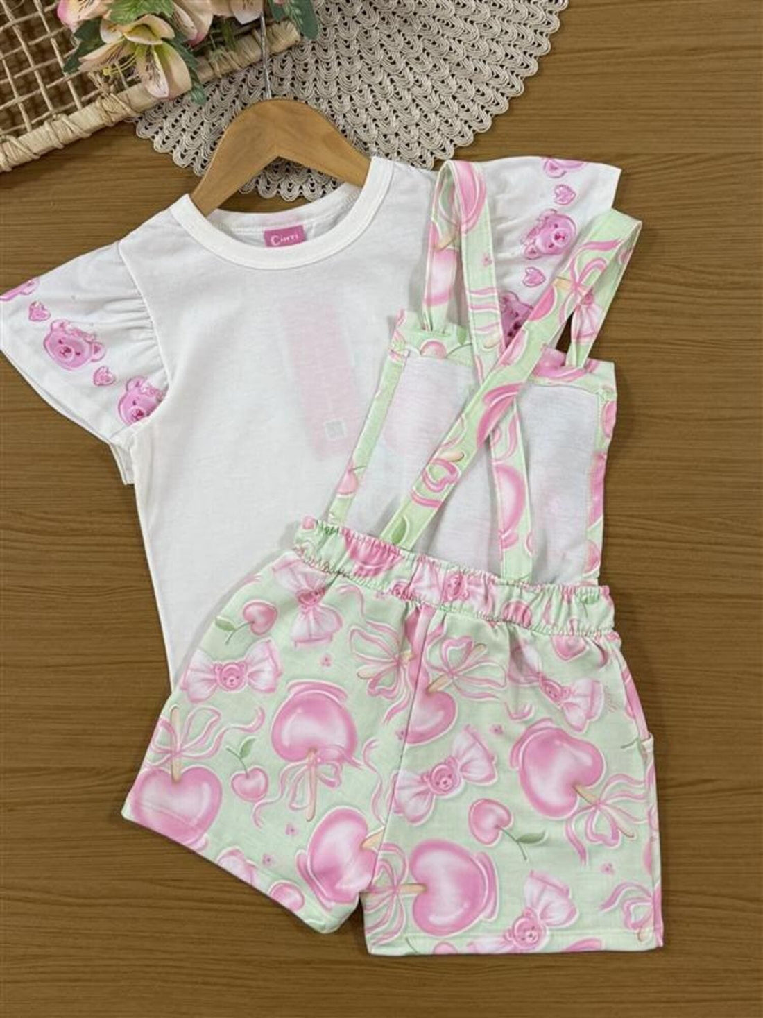 Jardineira Infantil Cinti Verão Verde Docinhos com Blusa Branca