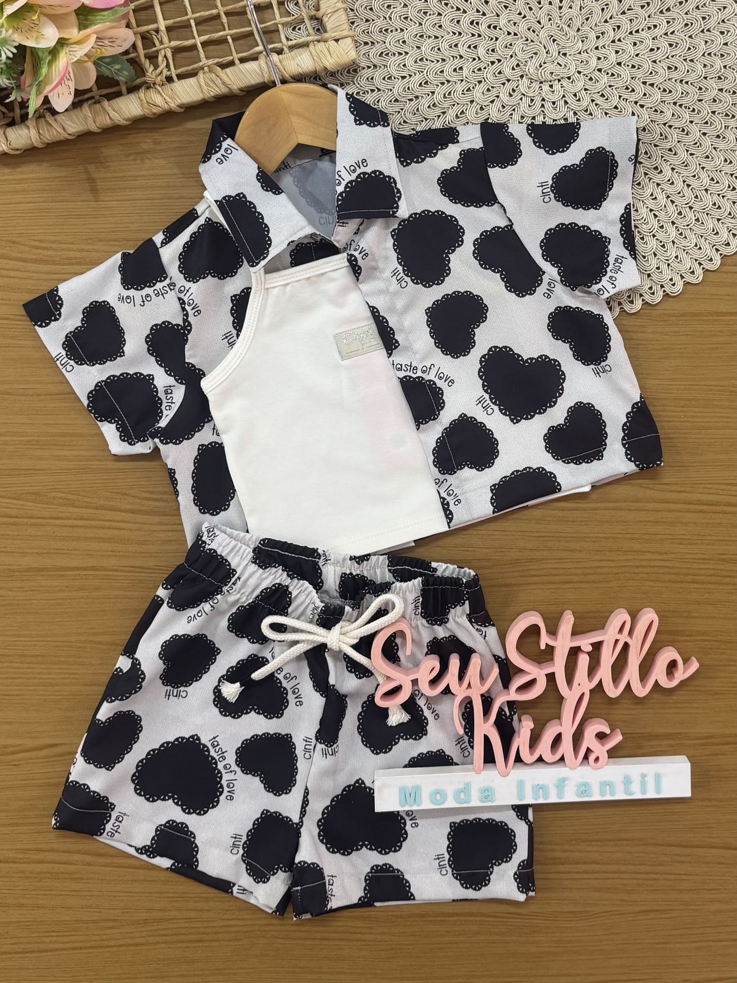 Conjunto Infantil Cinti Verão, Shorts e Sobreposição Corações Pretos e Regata Branca