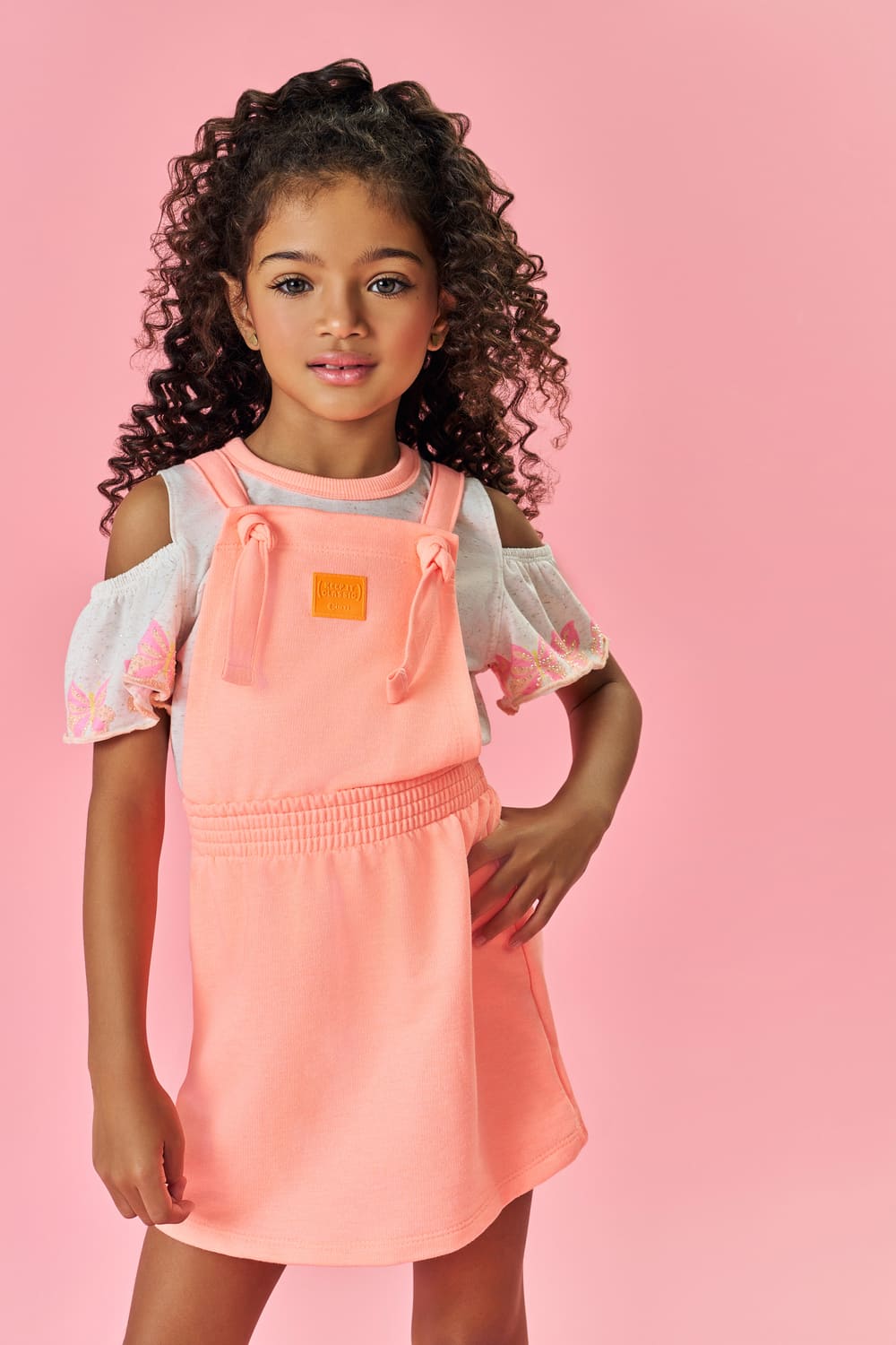 Salopete Infantil Cinti Verão Laranja Com Blusa Off White Borboletas