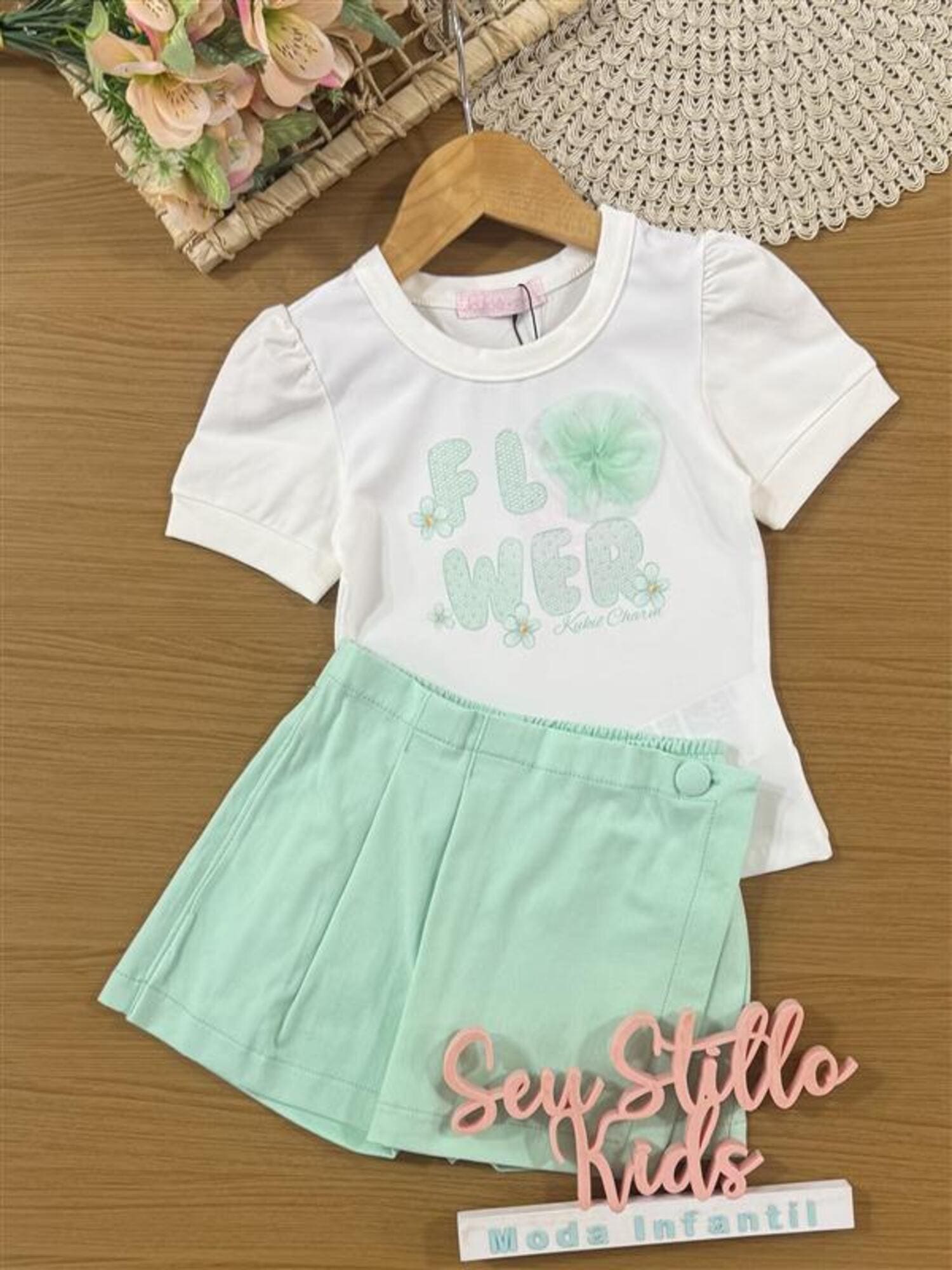 Conjunto Infantil Kukiê Verão com Shorts Saia Verde e Blusa Branca Flower