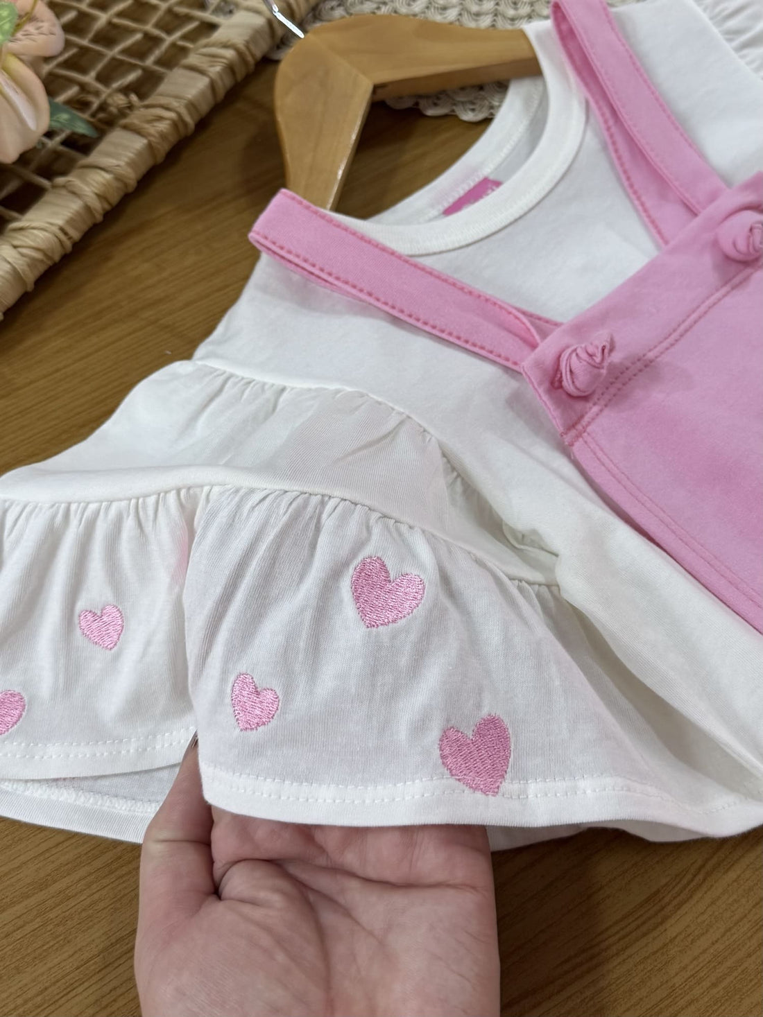 Salopete Infantil Cinti Verão Rosa com Blusa Branca Corações