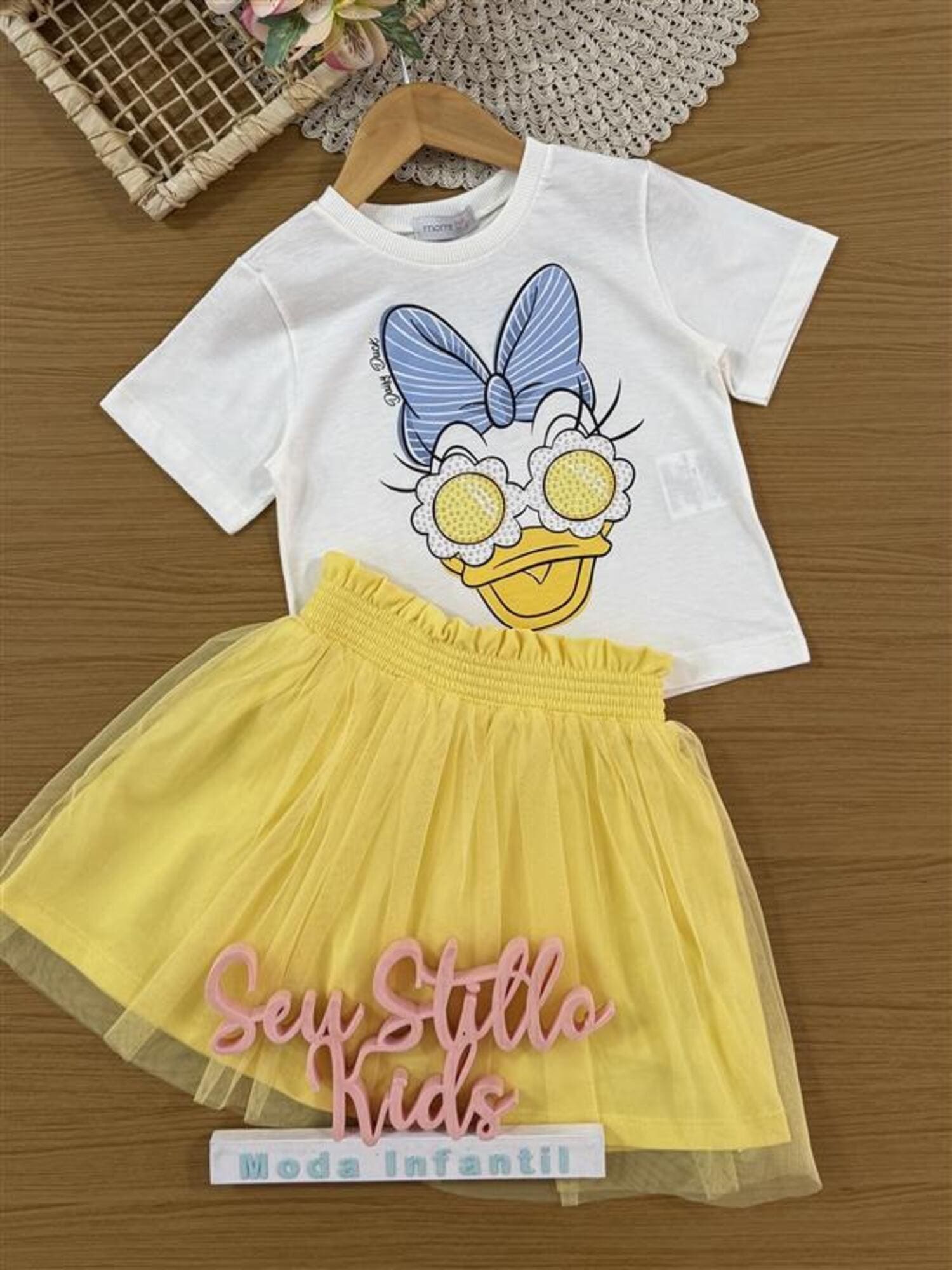 Conjunto Infantil Momi Verão com Saia Amarela em Tule e Blusa Branca Daisy com Strass Disney