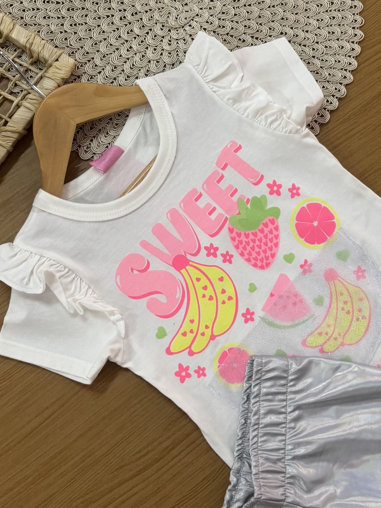 Conjunto Infantil Cinti Verão com Shorts Ciclista Holográfico e Blusa Branca Sweet