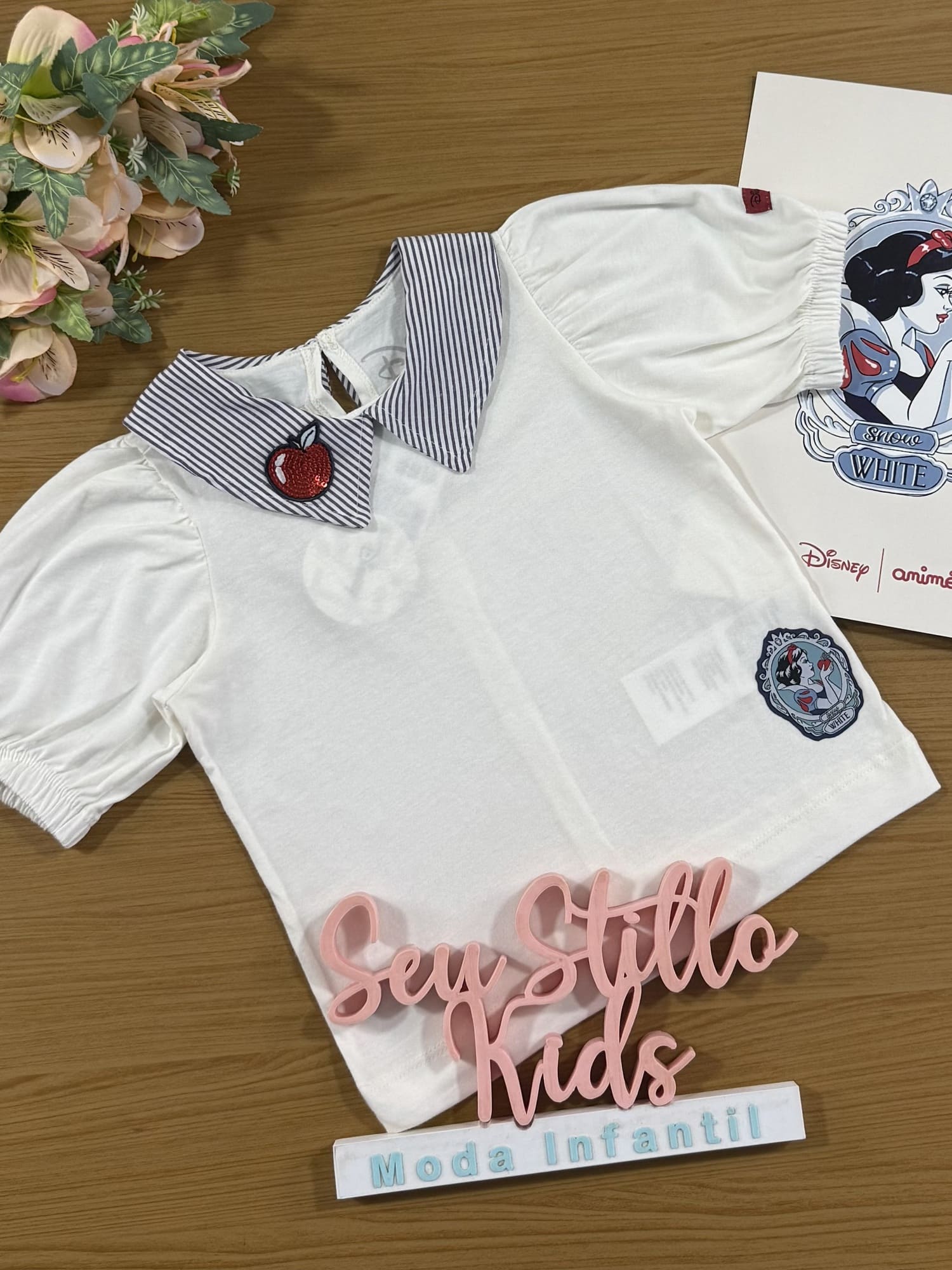 Blusa Infantil Animê Manga Curta Maçã Branca de Neve Disney