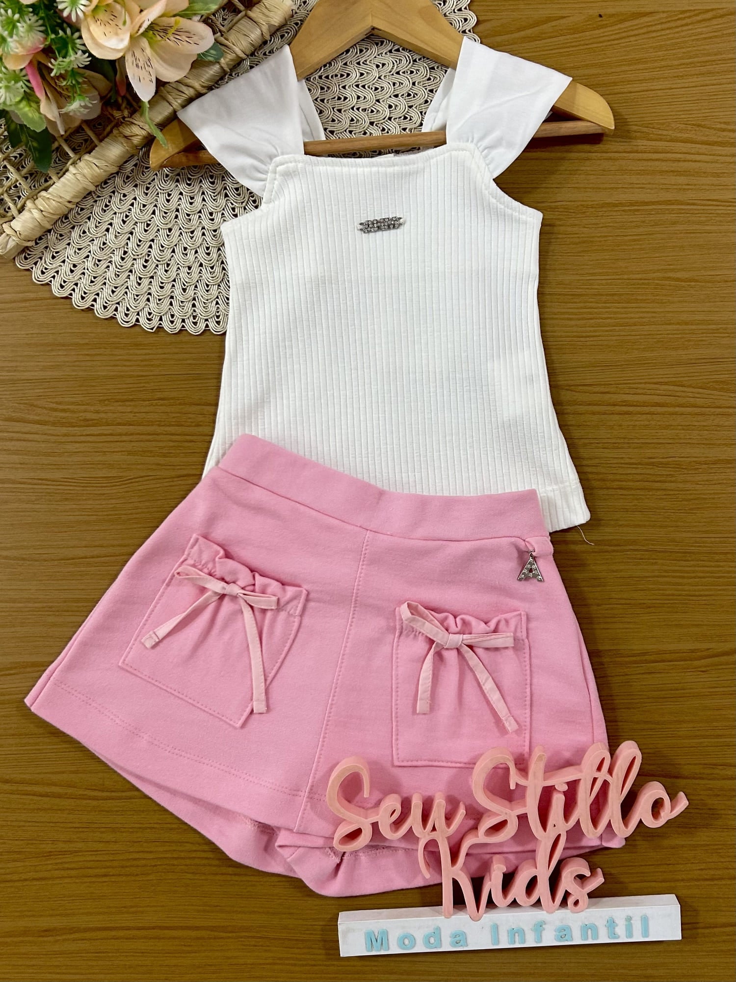 Conjunto Infantil Animê Verão com Shorts Saia Rosa e Blusa Branca com Laço