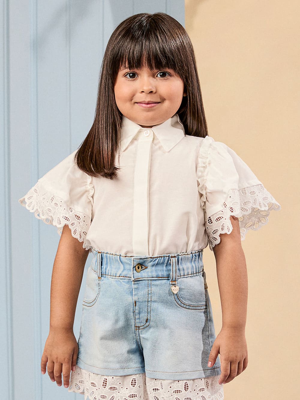 Conjunto Infantil Animê Verão Shorts Jeans e Camisa Branca com Bordado Inglês