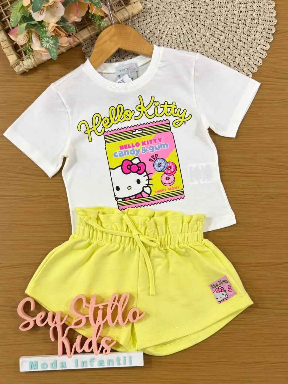 Conjunto Infantil Menina Momi Shorts Amarelo e Blusa Hello Kitty Candy & Gum