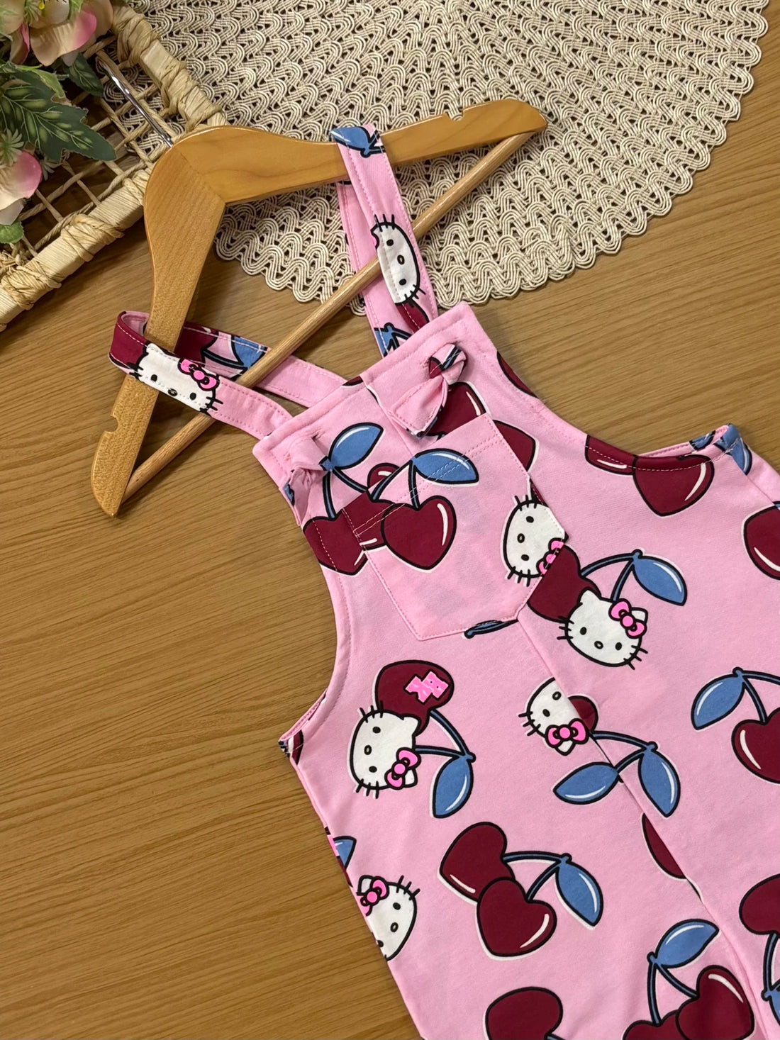 Jardineira Infantil Momi Inverno Rosa Cerejinha Hello Kitty