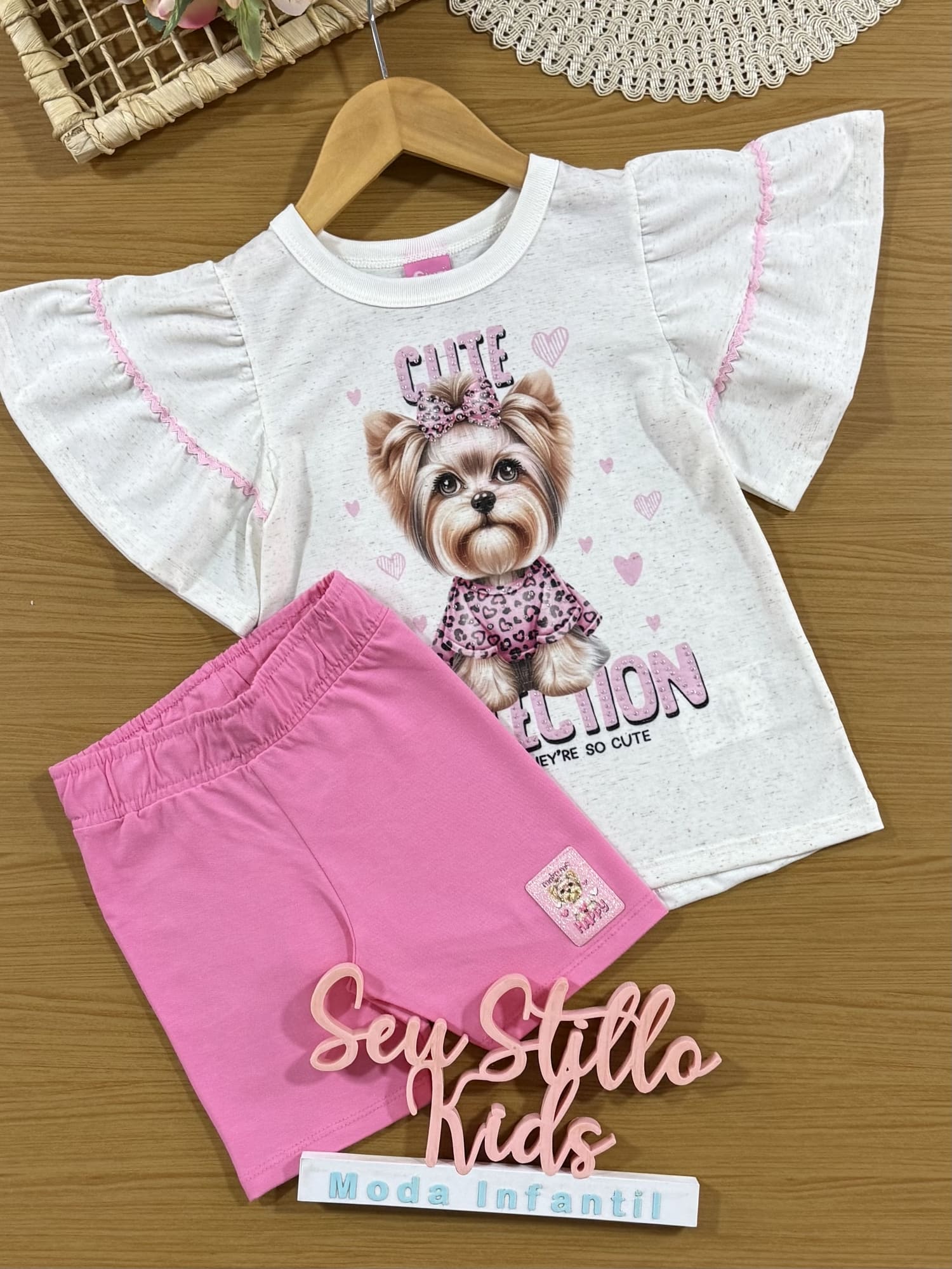 Conjunto Infantil Cinti Verão com Shorts Ciclista Rosa e Blusa Off White Cachorrinha