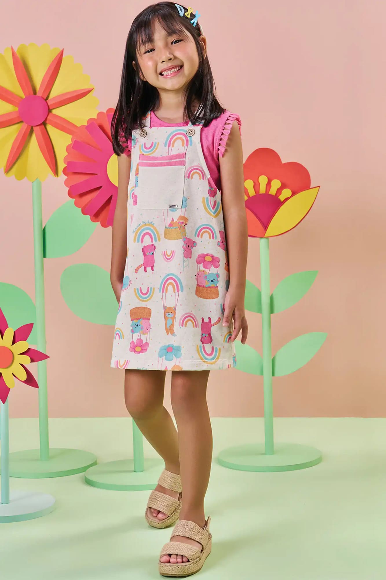 Salopete Infantil Kukiê Verão Off White Bichinhos com Blusa Rosa