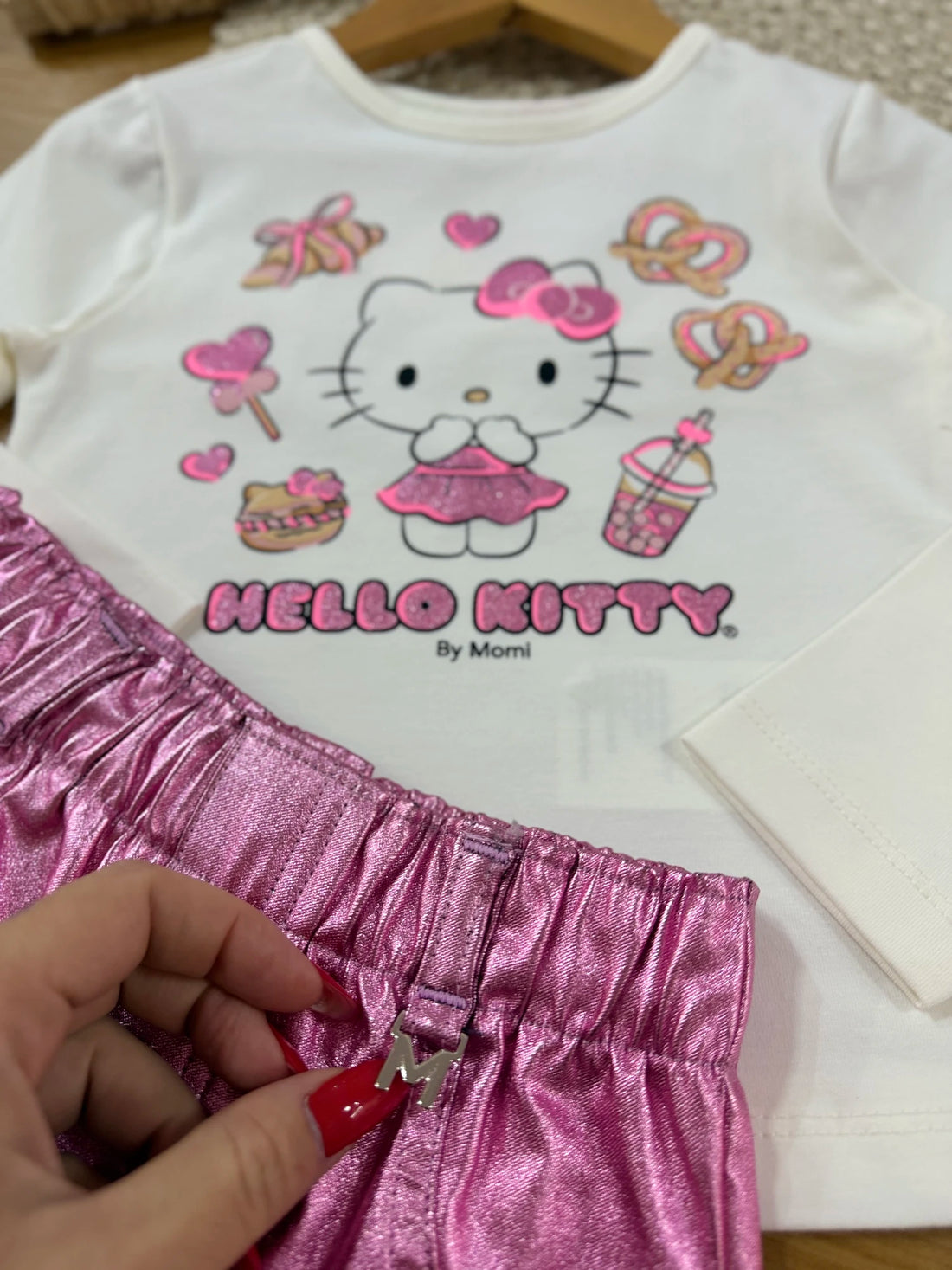 Conjunto Infantil Momi Inverno com Shorts Rosa Metalizado e Blusa Manga Longa Hello Kitty Docinhos
