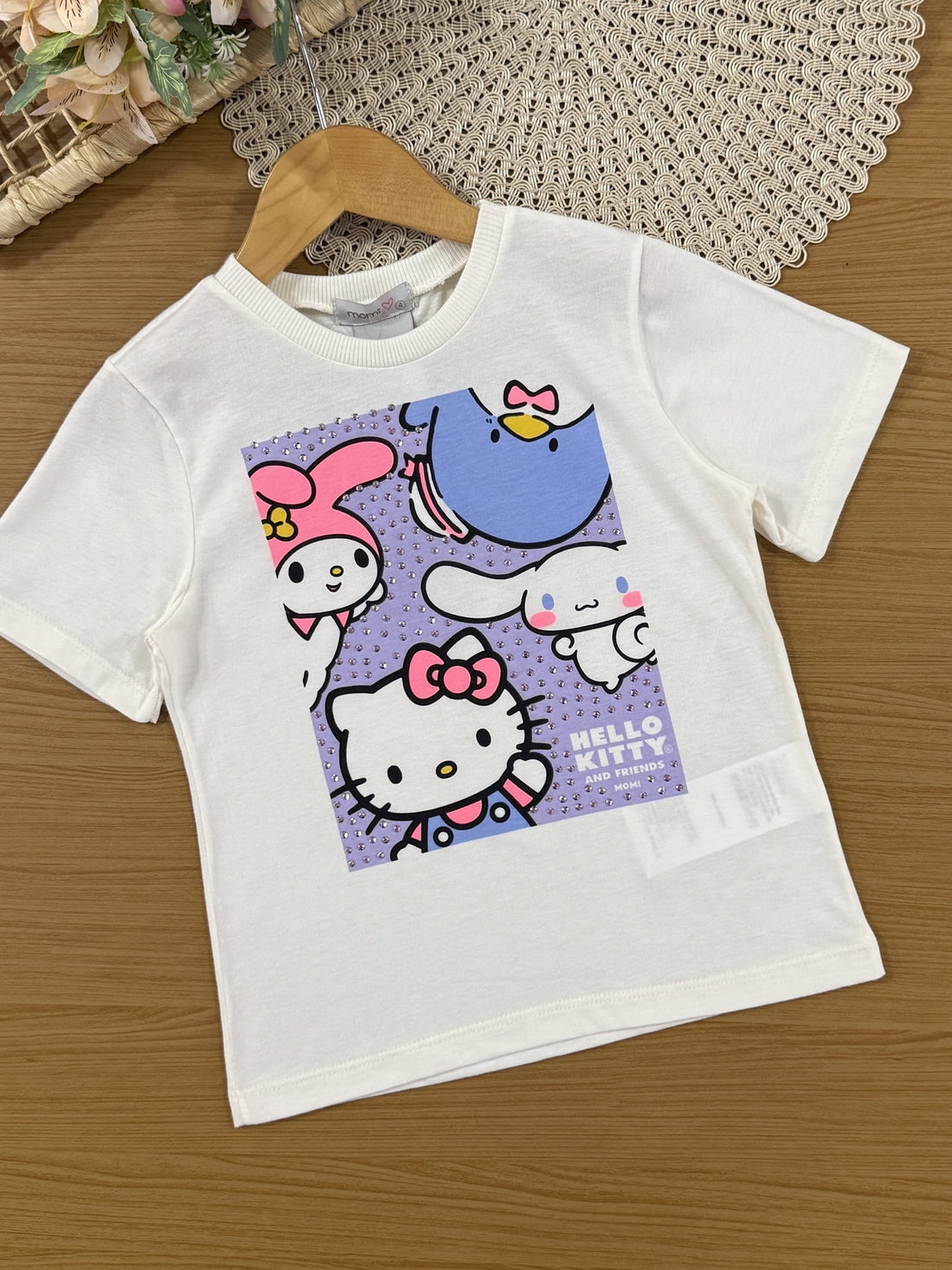 Conjunto Infantil Momi Verão com Shorts Ciclista Colorido e Blusa Branca Hello Kitty Amigos