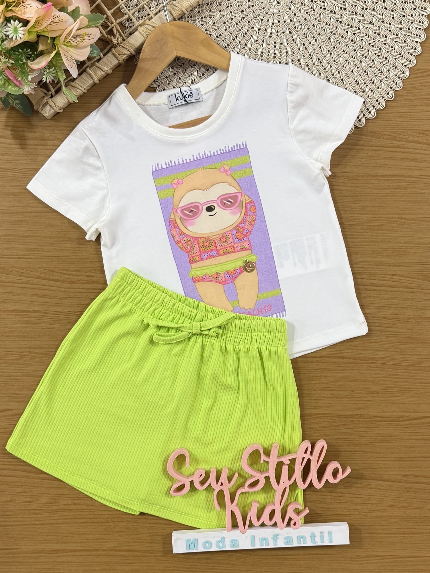 Conjunto Infantil Kukiê Verão com Shorts Saia Verde e Blusa Branca Bichinho Preguiça