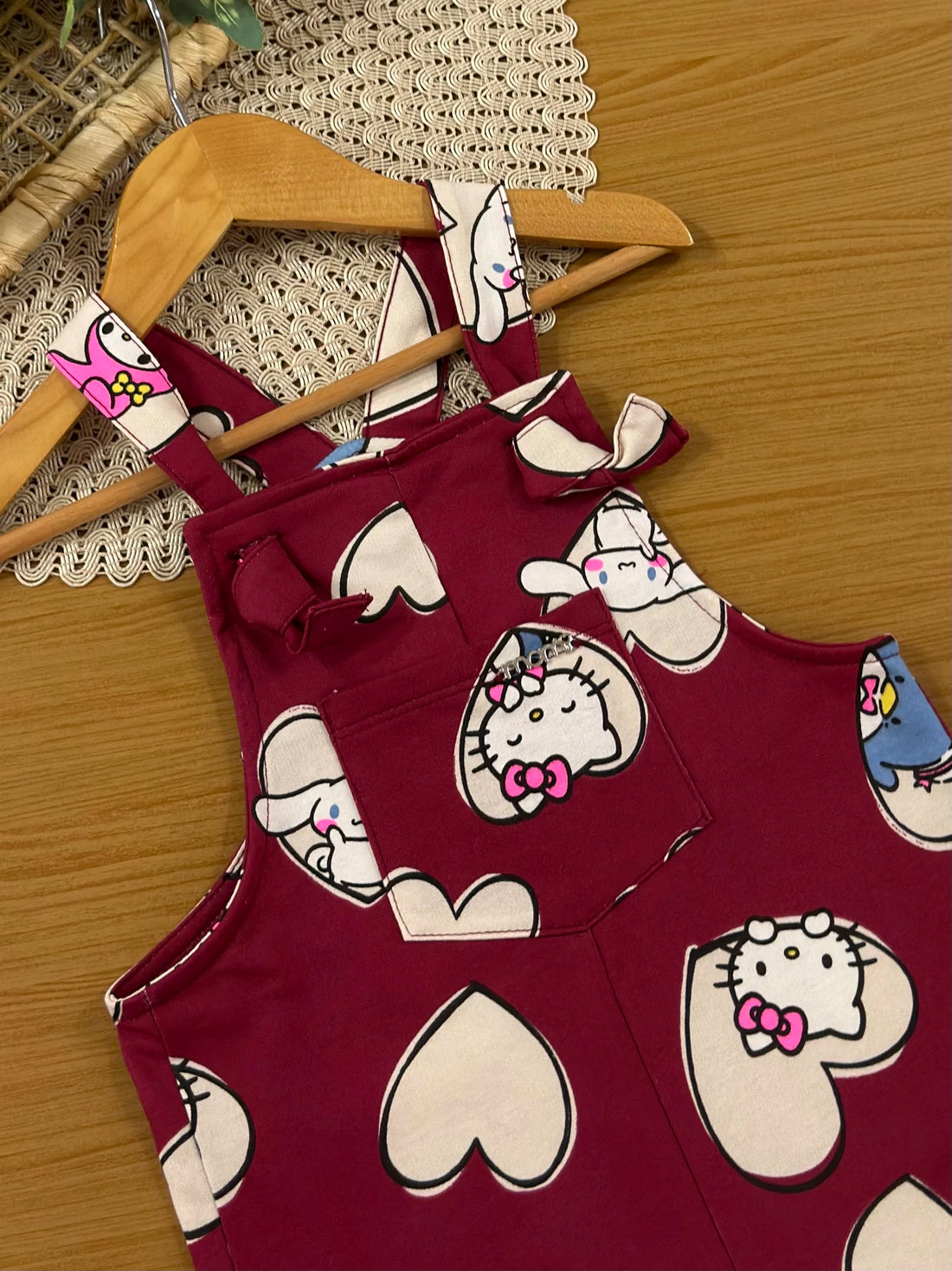 Jardineira Infantil Momi Inverno Vinho Hello Kitty Love