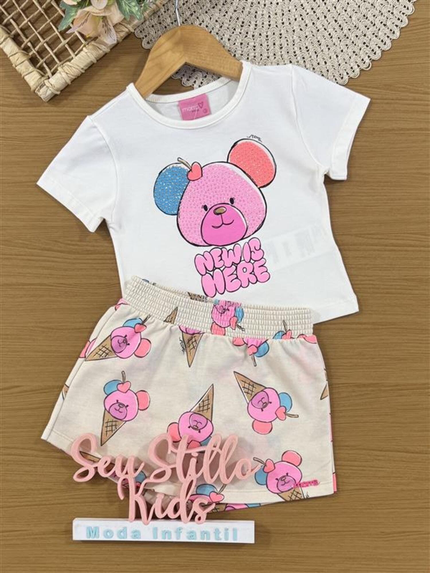 Conjunto Infantil Momi Verão com Shorts Saia Bege e Blusa Branca Ursinha com Strass