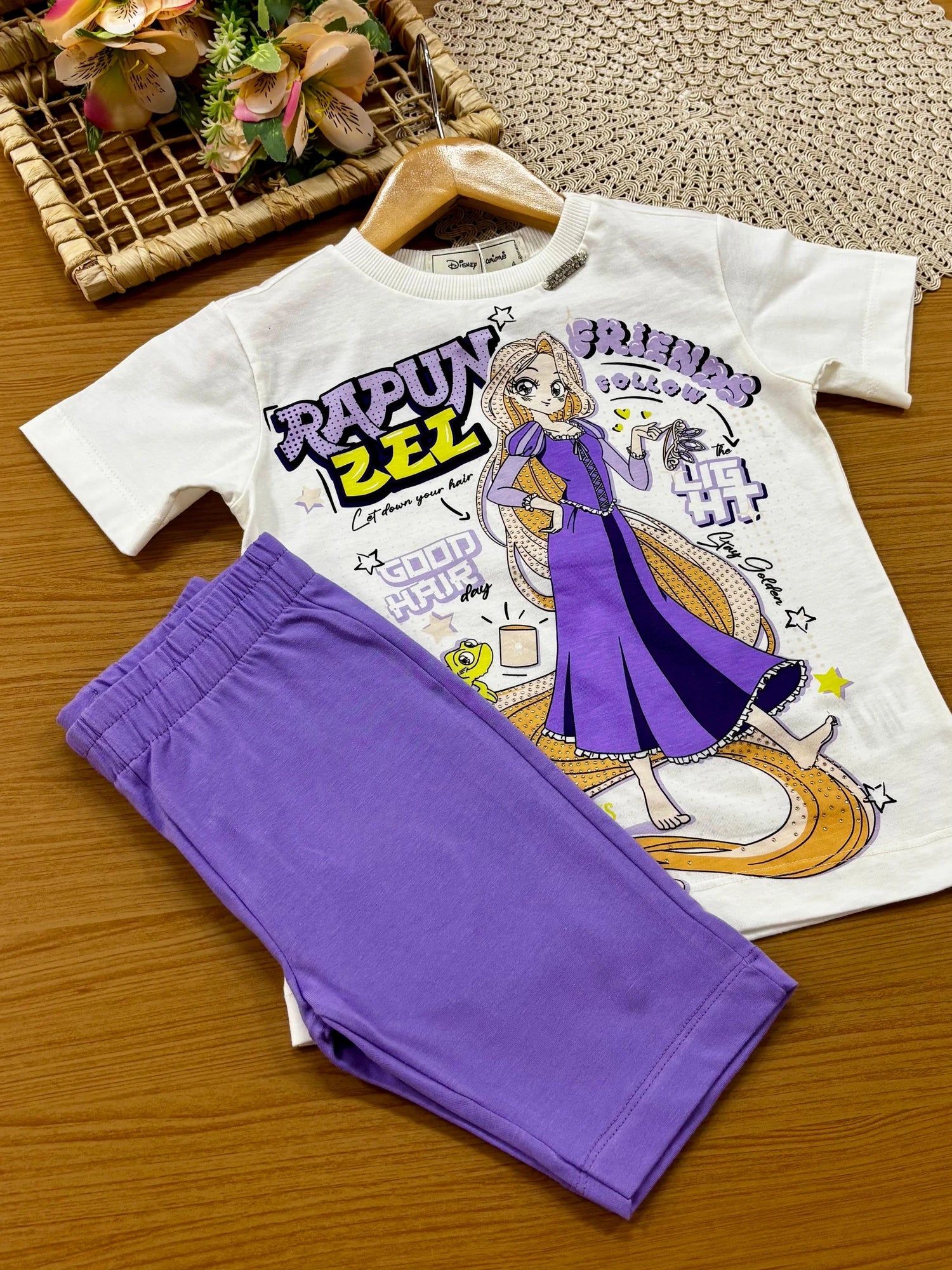Conjunto Infantil Menina Animê com Shorts Ciclista Lilás e Blusa Rapunzel Disney
