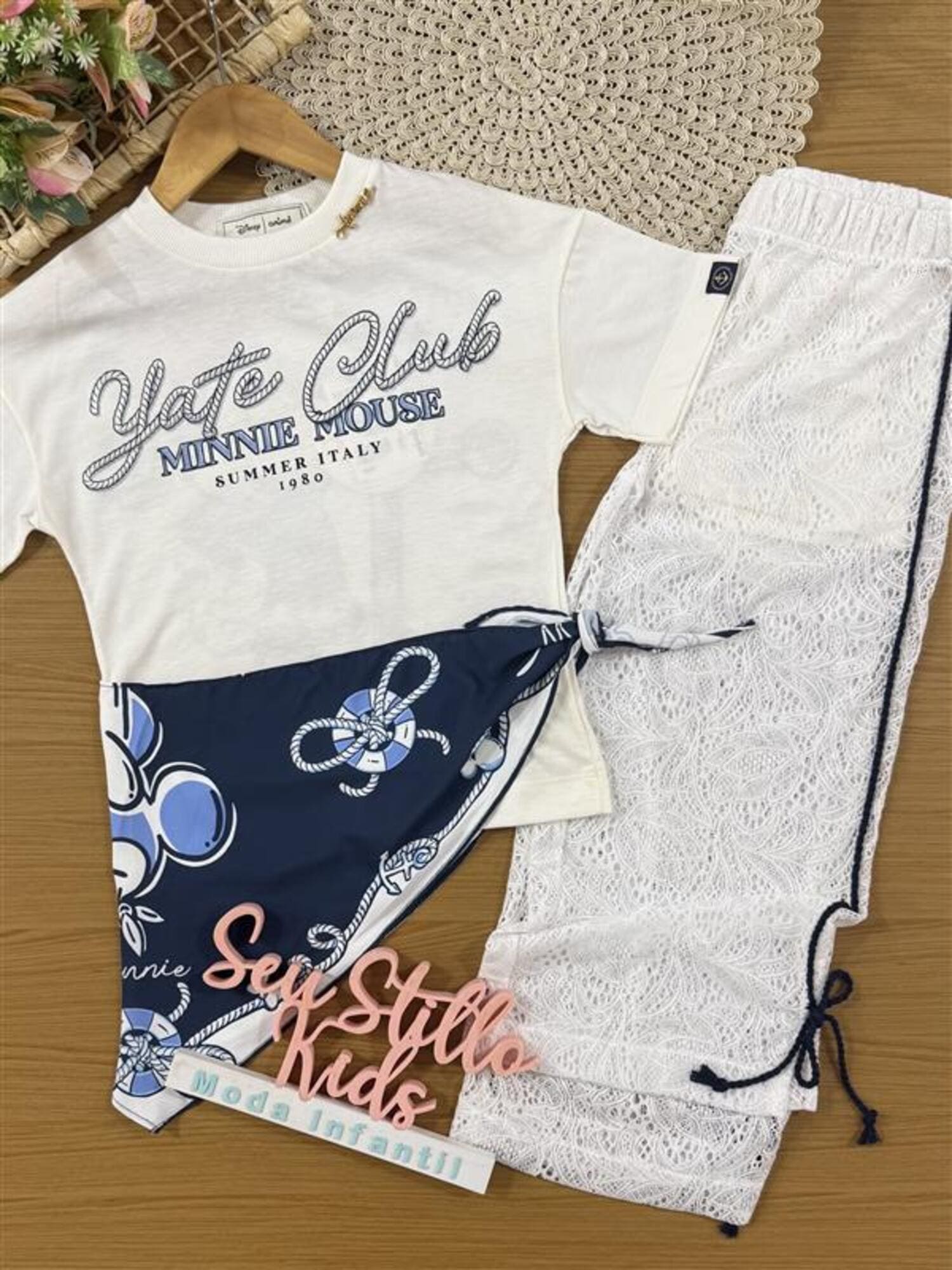 Conjunto Infantil Animê Verão, Calça e Blusa Branca com Lenço Minnie Mouse Disney