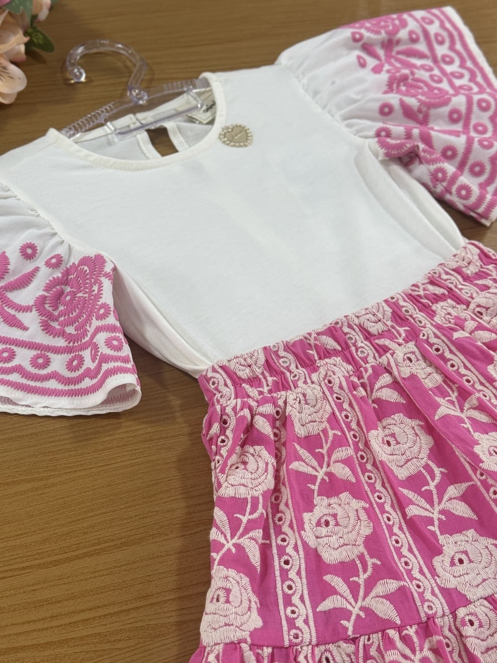 Conjunto Infantil Animê Verão Saia Rosa Bordada e Blusa