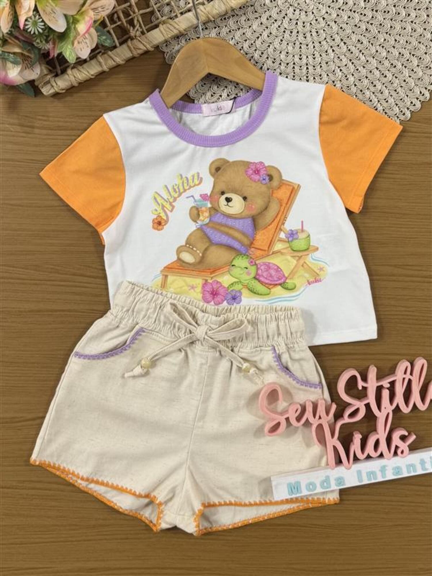 Conjunto Infantil Kukiê Verão com Shorts Bege e Blusa Branca Ursinha na Praia