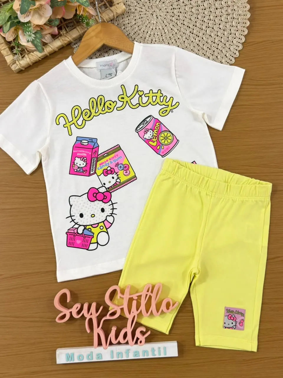Conjunto Infantil Menina Momi Shorts Ciclista Amarelo e Blusa Hello Kitty Docinhos Strass