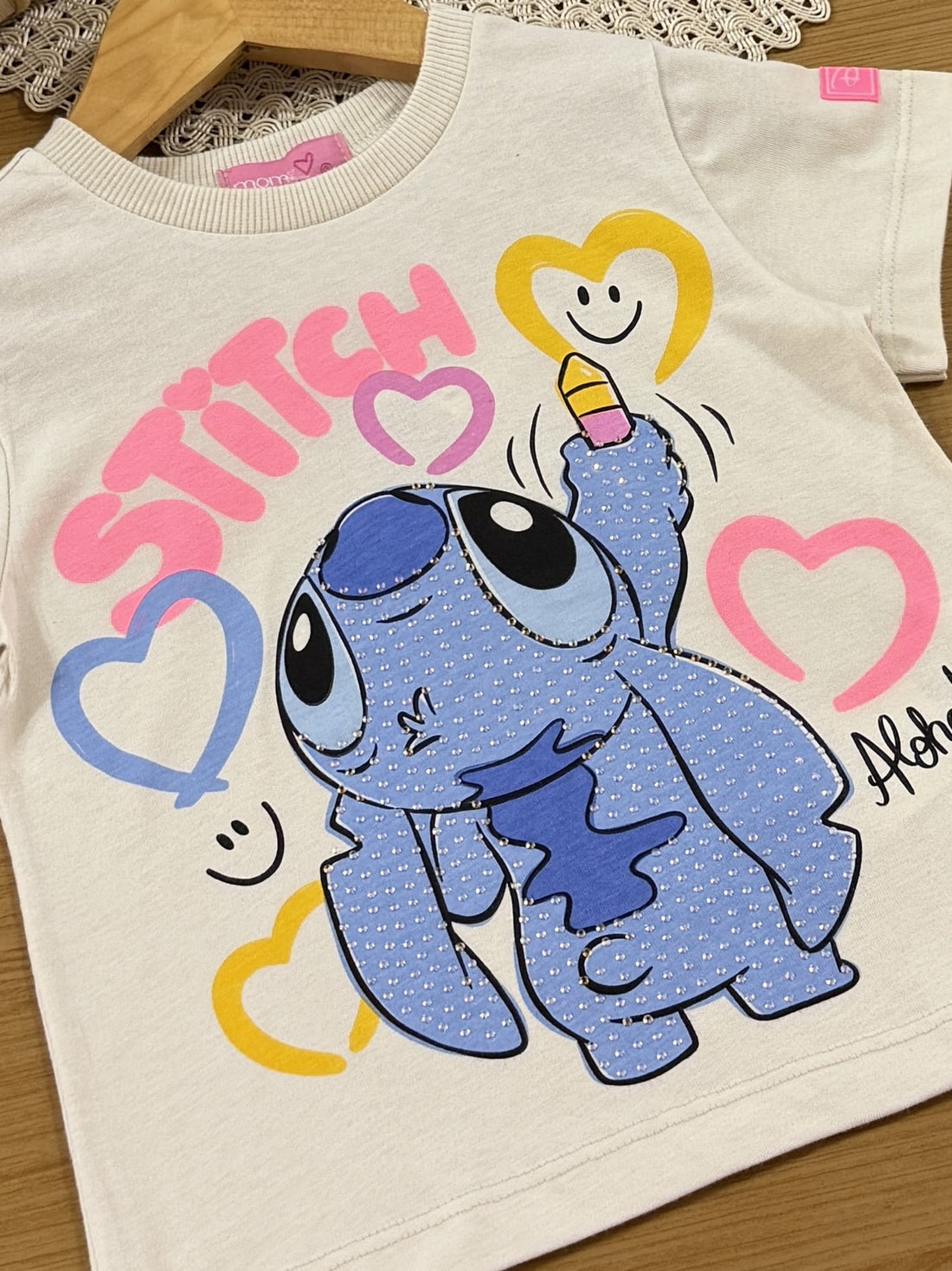 Blusa Infantil Momi Verão Bege Stitch com Strass Disney