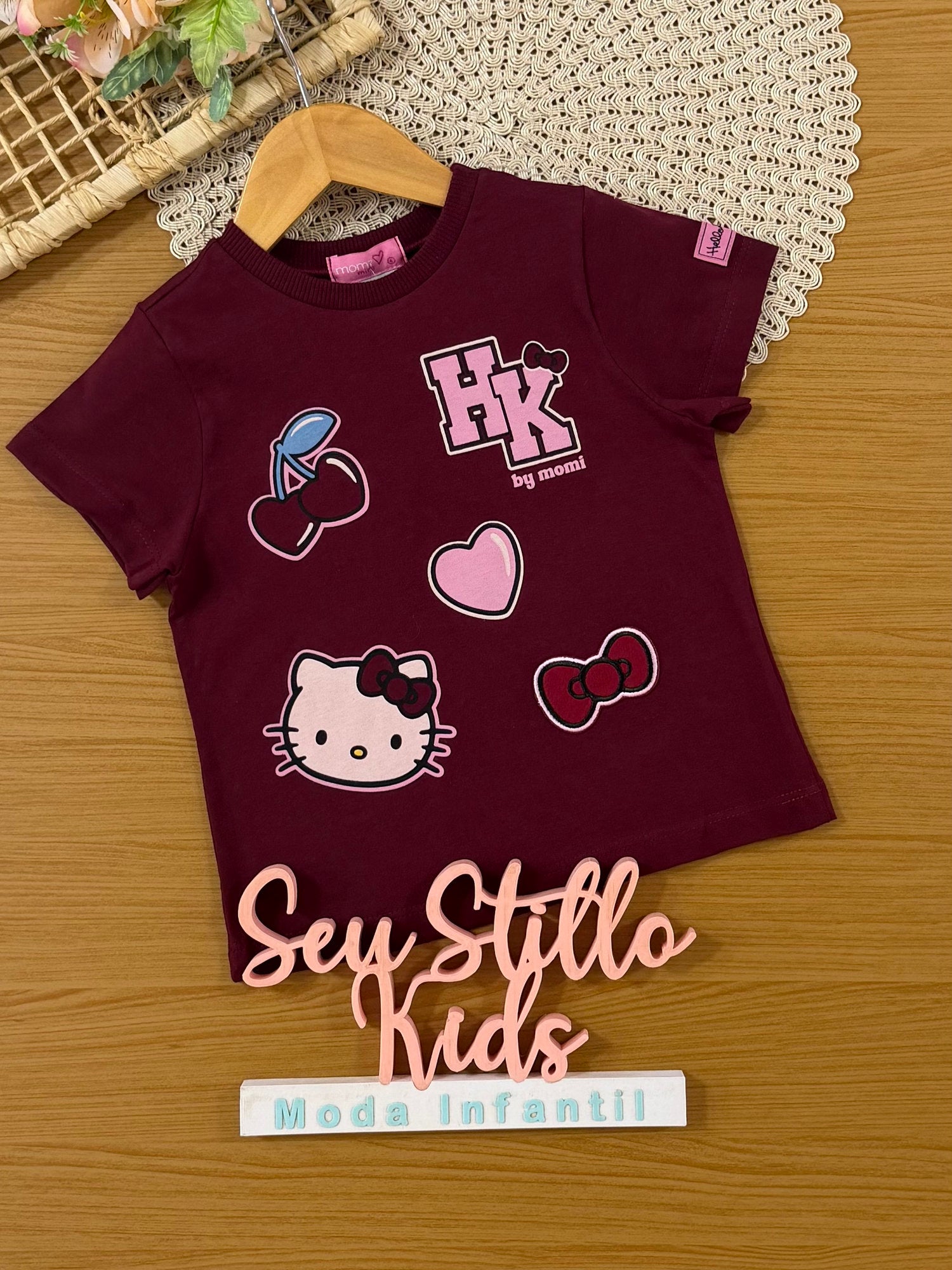 Blusa Infantil Momi Inverno Manga Curta Vinho Hello Kitty Figurinhas
