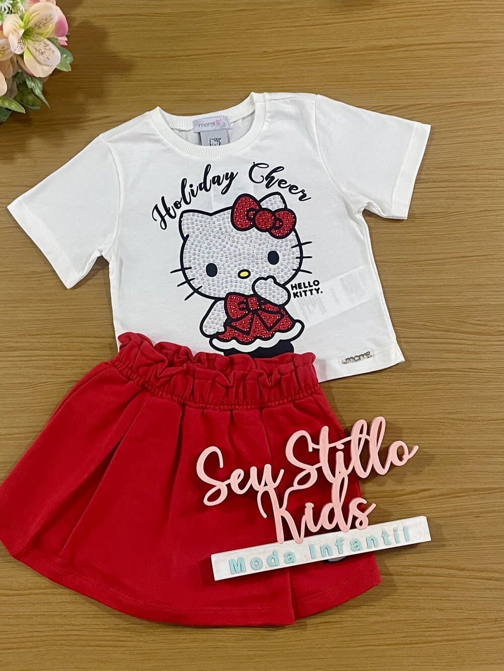 Conjunto Infantil Momi Verão Shorts Saia Vermelha e Blusa Hello Kitty