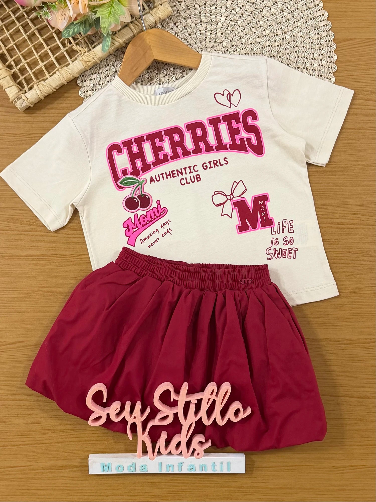 Conjunto Infantil Momi Inverno com Saia  Balonê Vermelha e Blusa Manga Curta Cherries