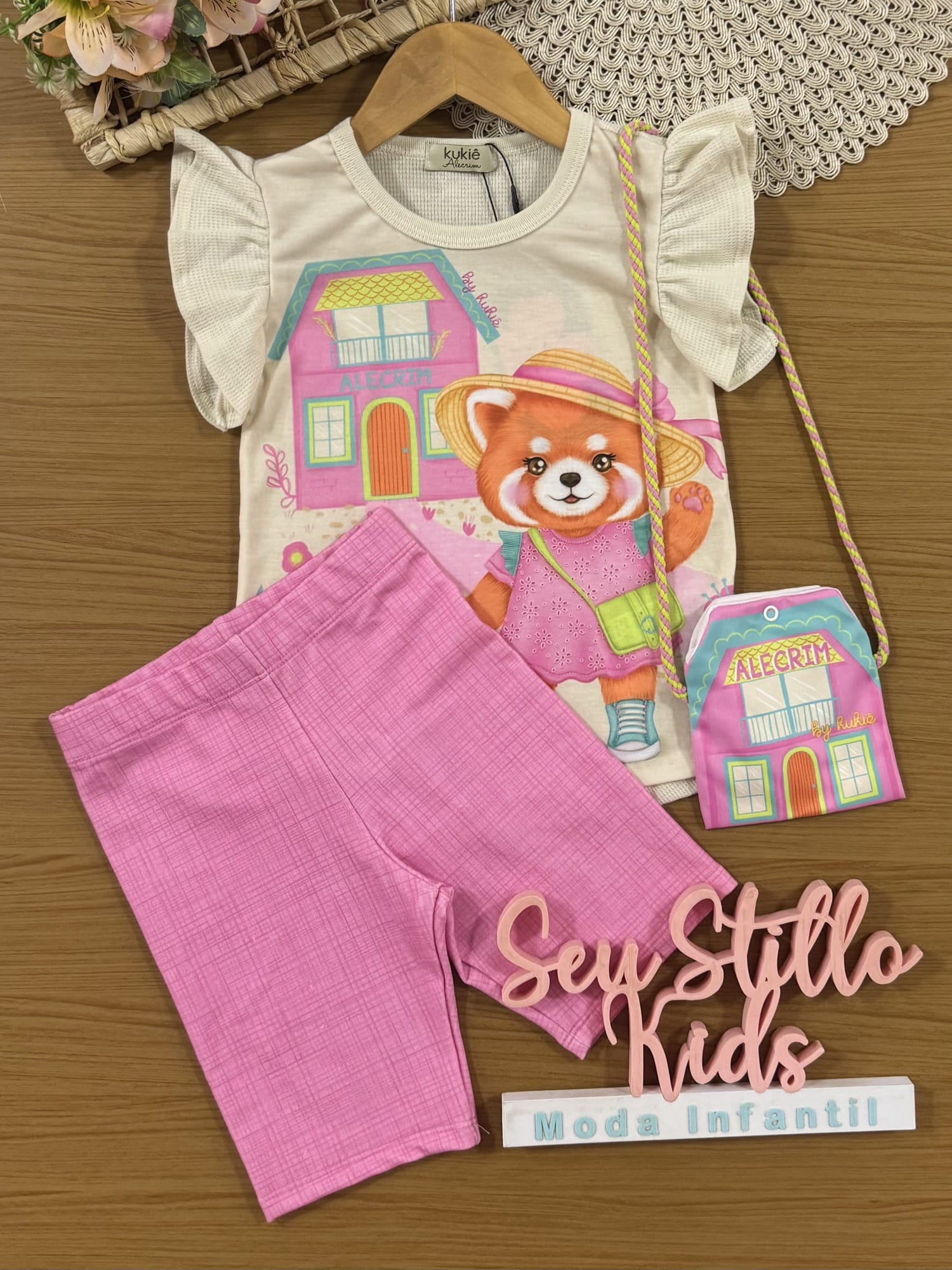 Conjunto Infantil Kukiê Verão com Shorts Rosa Ciclista e Blusa Bege Panda Vermelho com Bolsinha