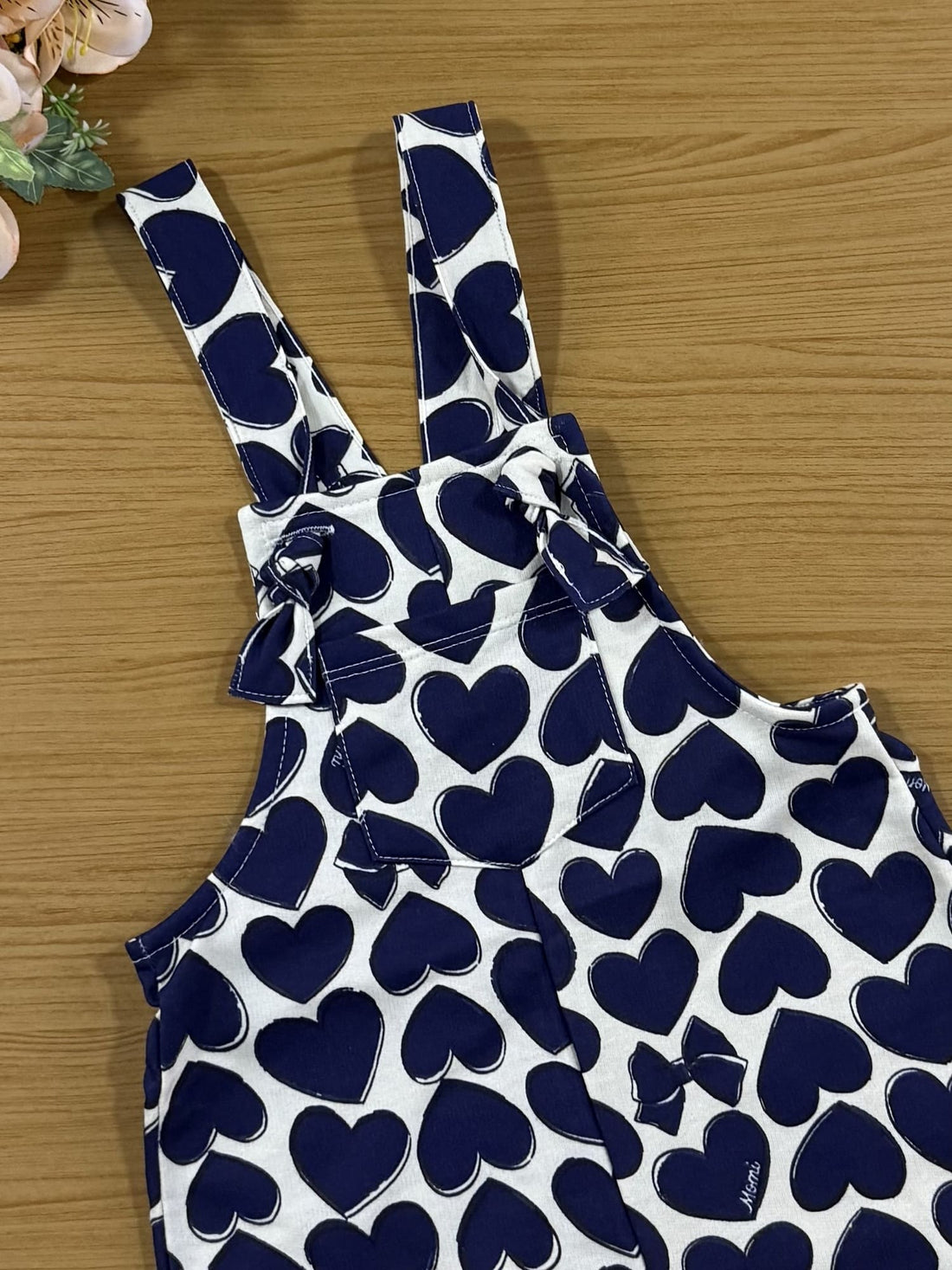 Jardineira Infantil Momi Inverno Moletinho Bege Corações Azul