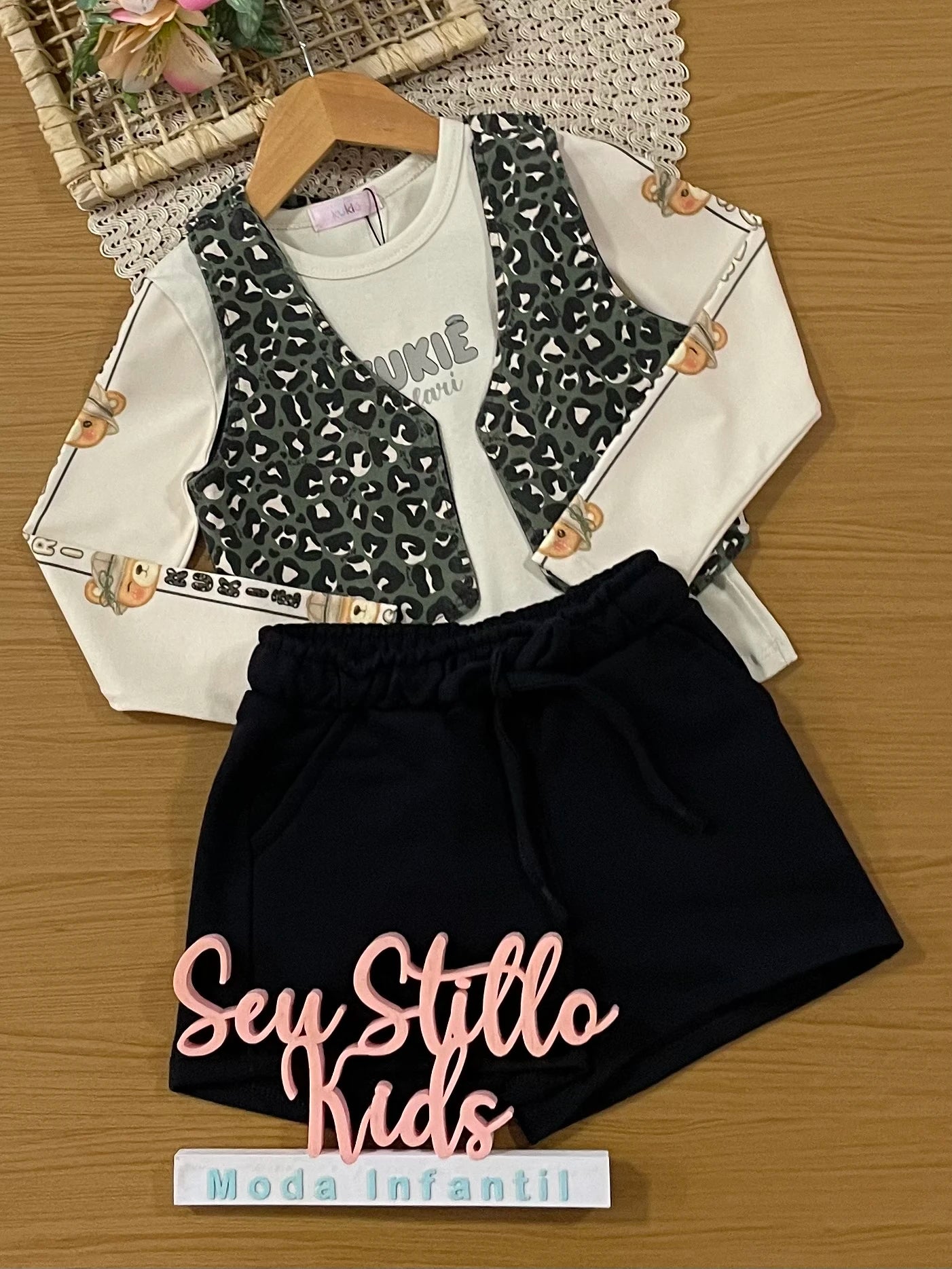 Conjunto Infantil Kukiê Inverno com Shorts, Colete e Blusa Bege Manga Longa Safari