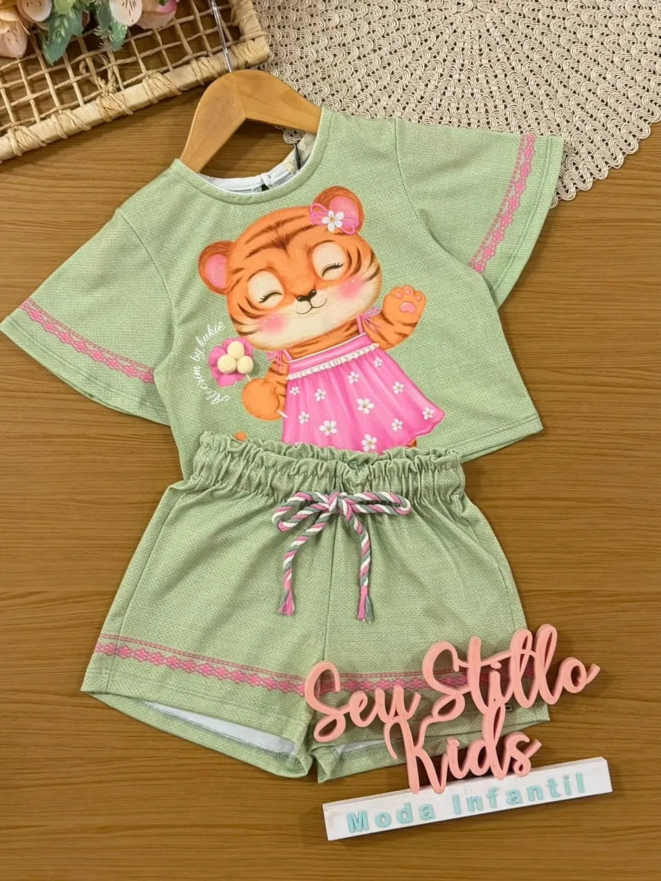 Conjunto Infantil Menina Kukiê com Shorts e Blusa Verde Tigrinha