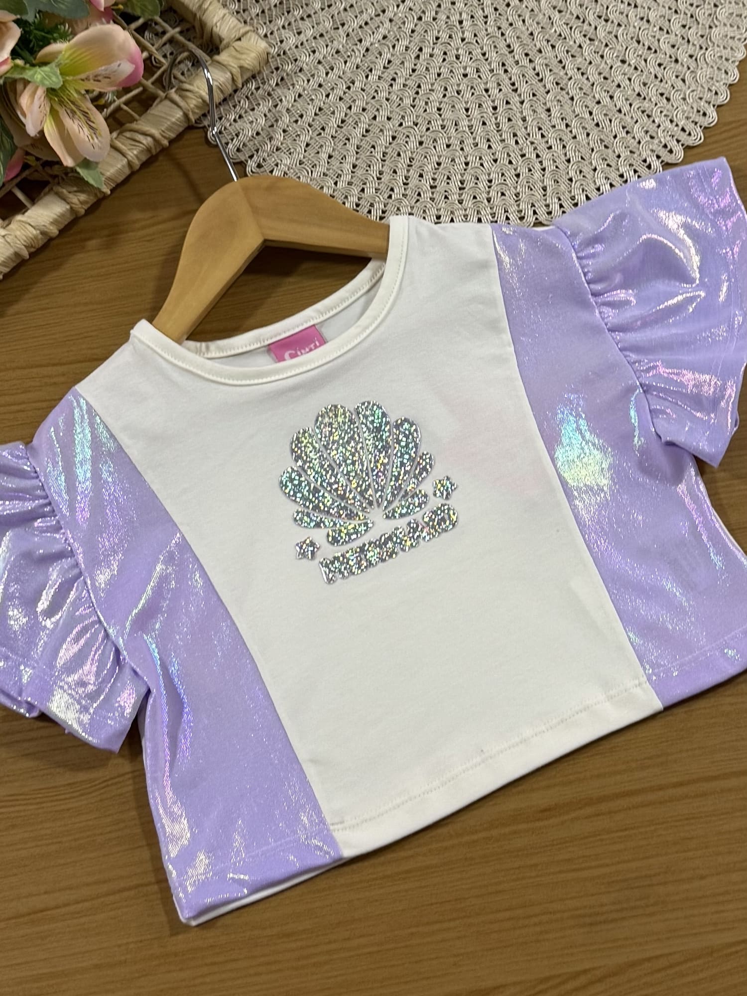 Conjunto Infantil Cinti Verão com Shorts Lilás e Blusa Branca Conchinha