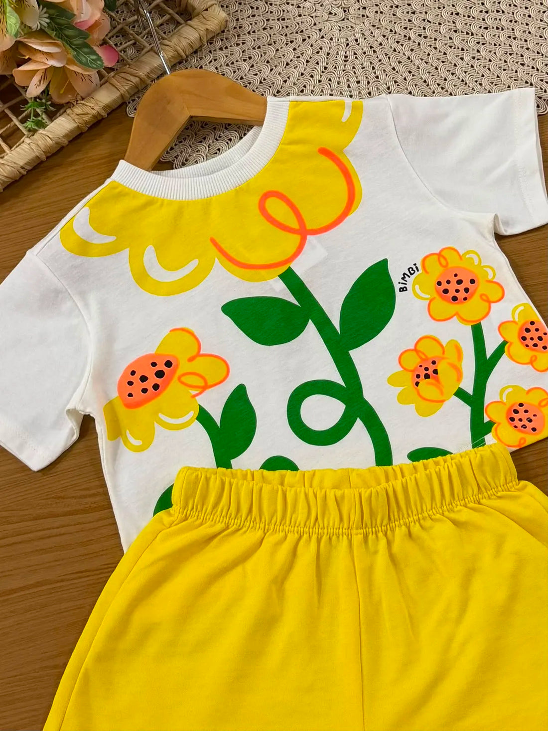 Conjunto Infantil Menina Bimbi com Shorts Amarelo e Blusa Branca Flores