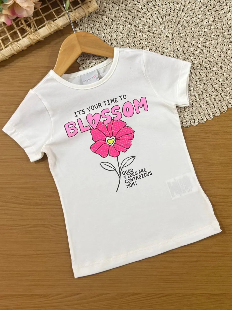 Conjunto Infantil Menina Momi com Saia Rosa e Blusa Branca Florzinha Strass
