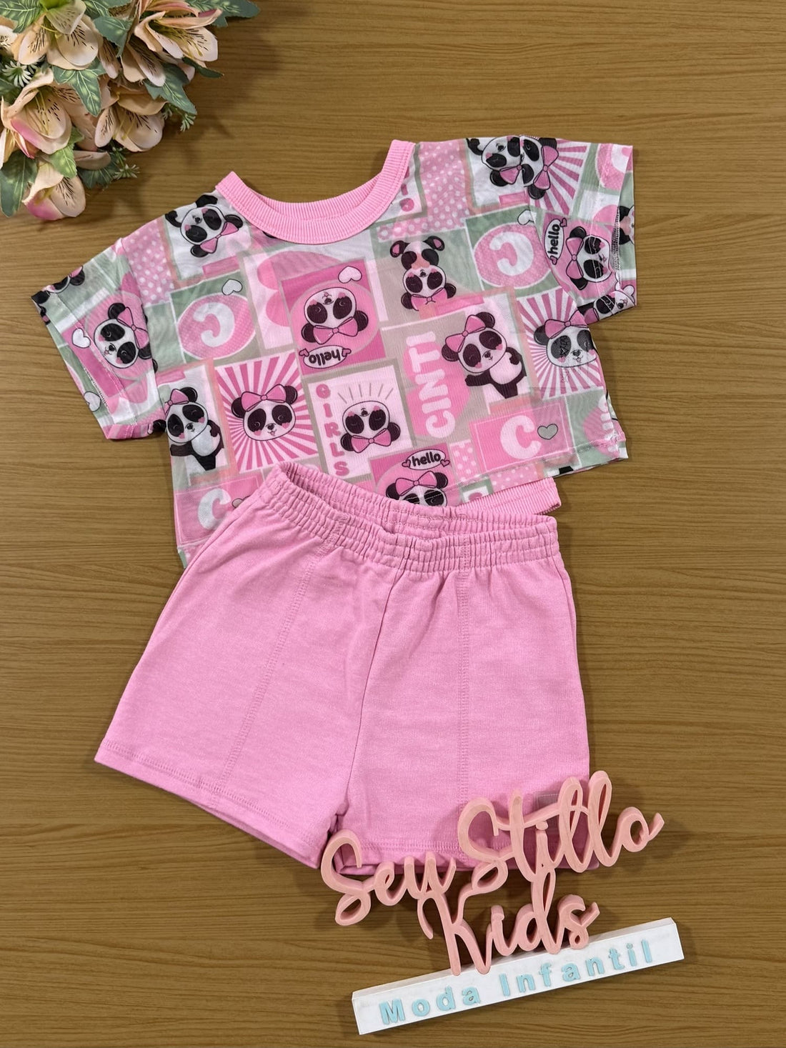 Conjunto Infantil Cinti Inverno Shorts e Cropped Rosa com Sobreposição Pandinha