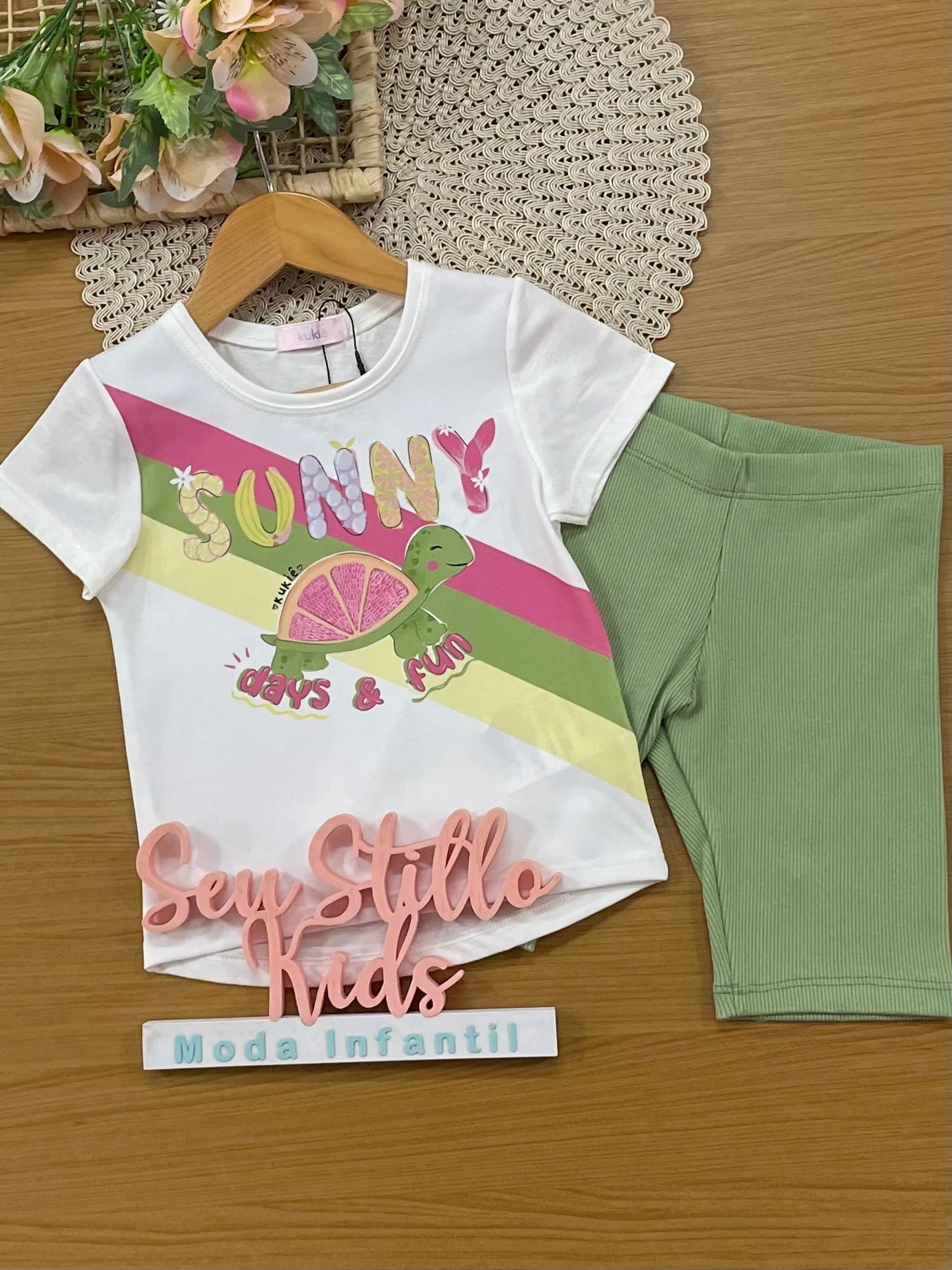 Conjunto Infantil Kukiê com Shorts Ciclista Verde e Blusa Manga Curta Sunny