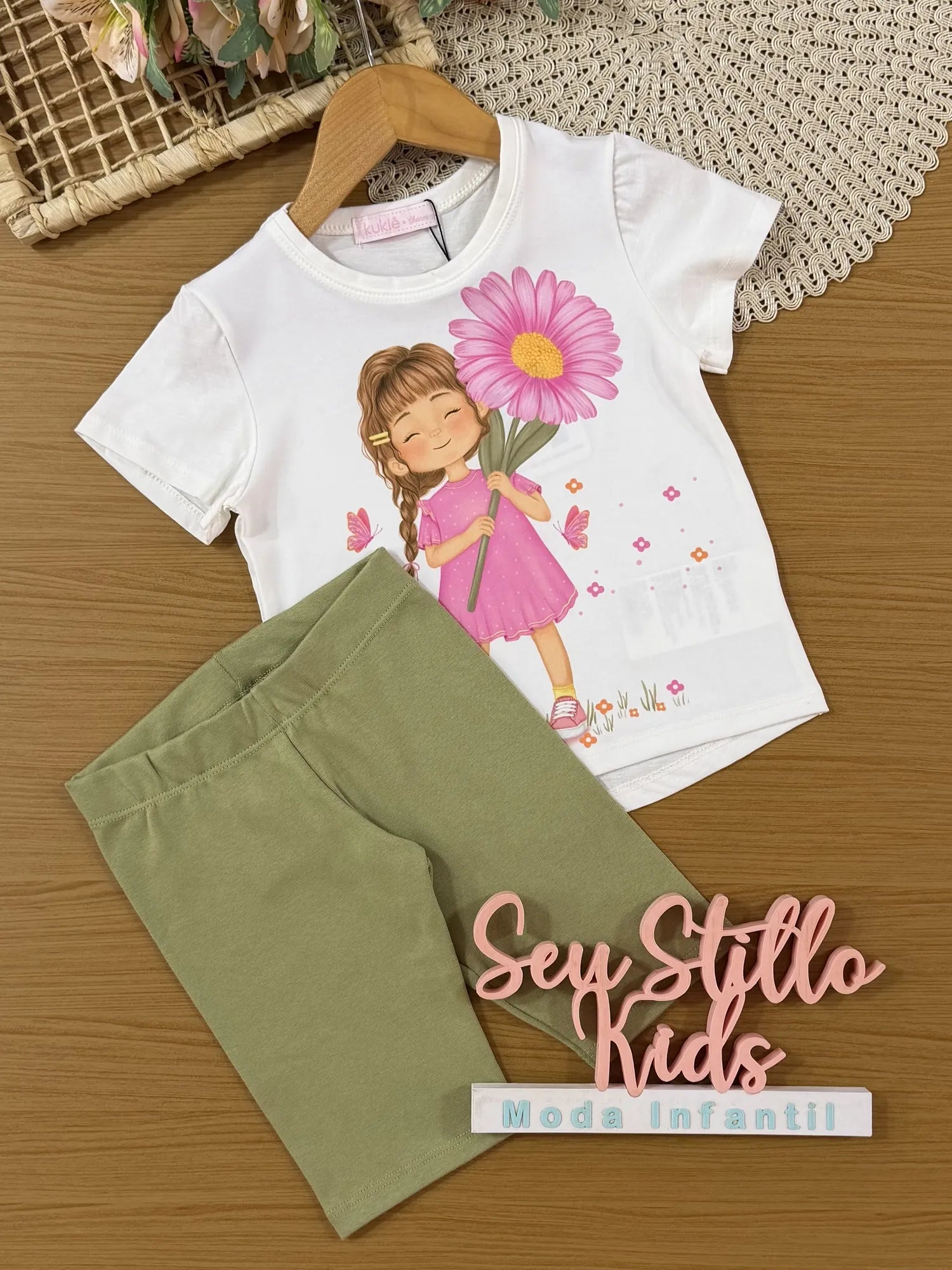Conjunto Infantil Kukiê com Shorts Ciclista e Blusa Branca Florista