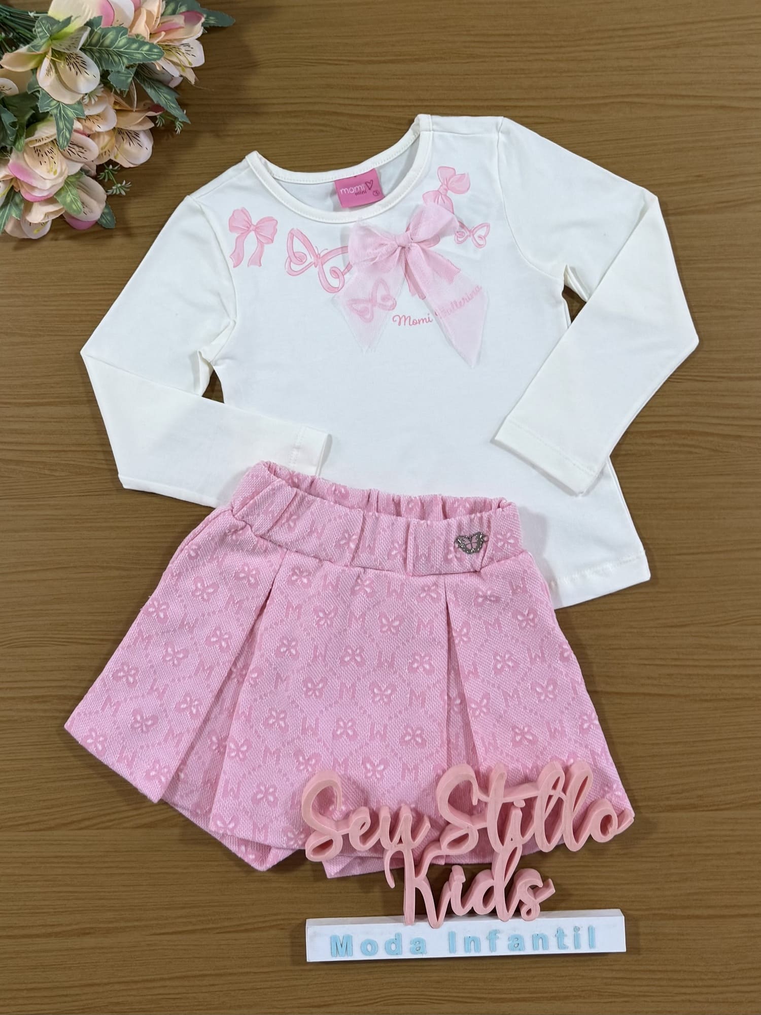 Conjunto Infantil Momi Inverno com Shorts Saia e Blusa Branca com Laço