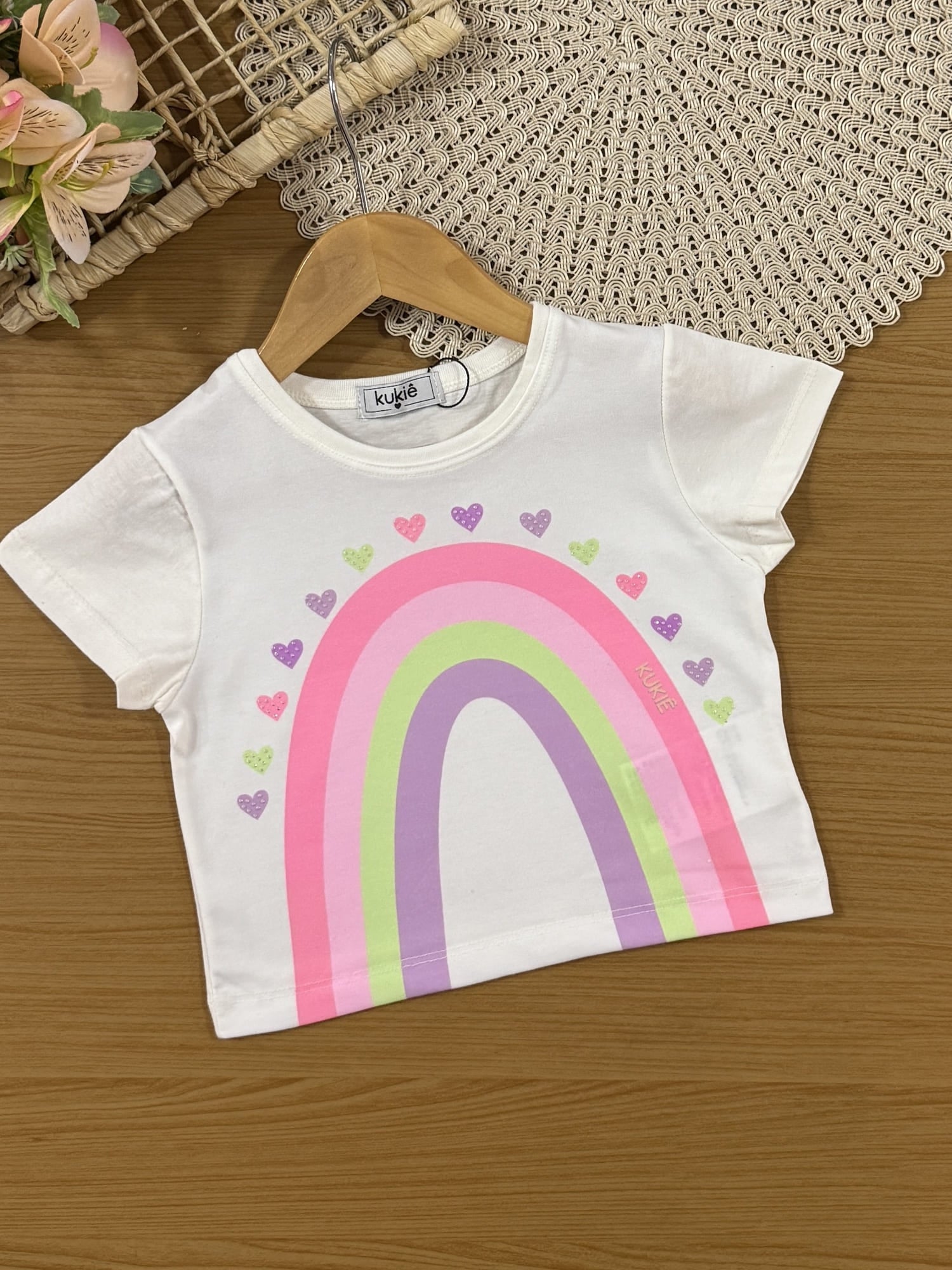 Conjunto Infantil Kukiê Verão com Shorts Verde e Blusa Branca Arco-íris