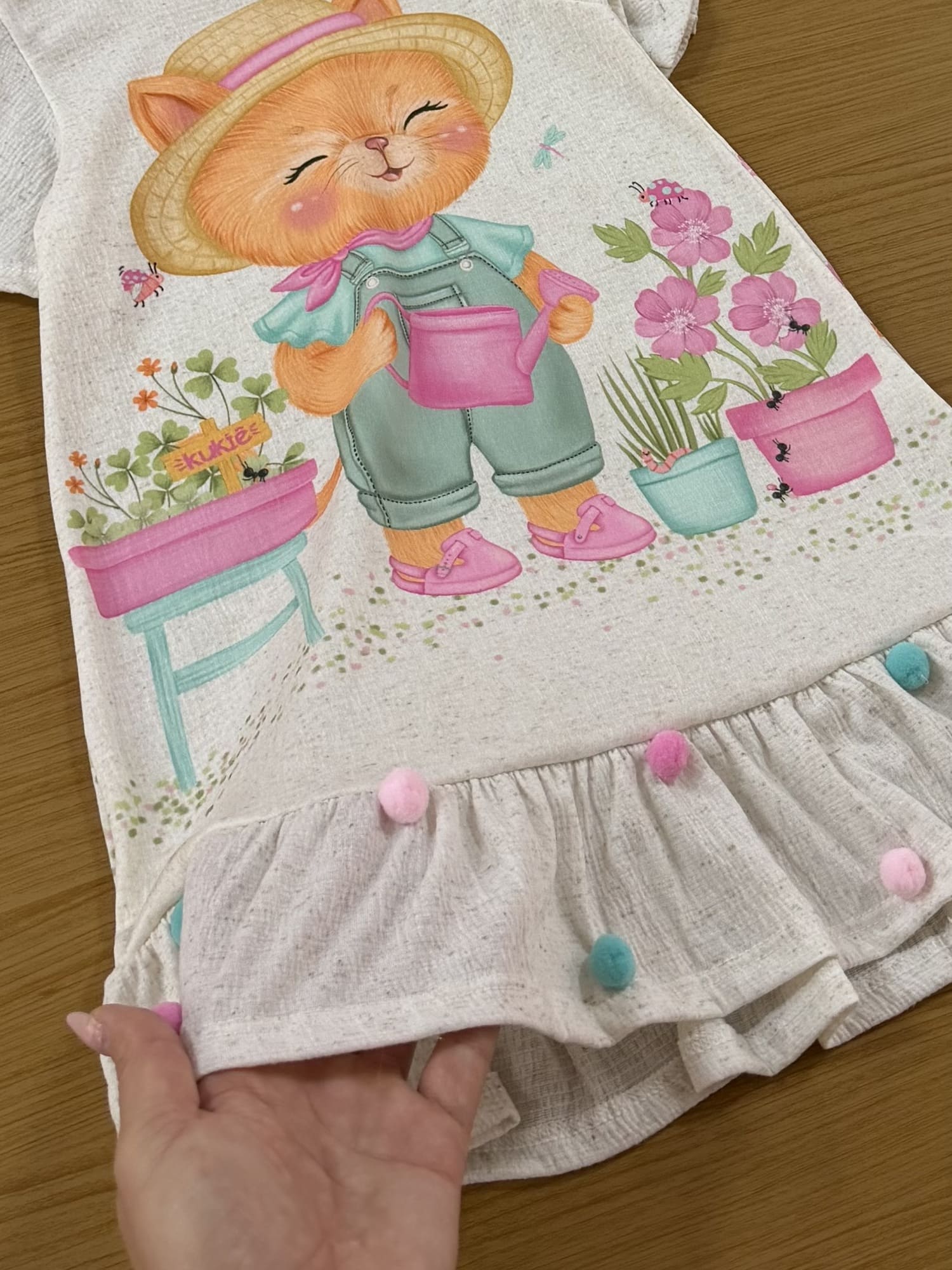 Vestido Infantil Kukiê Verão Off White com Pom Pom Gatinha Jardineira