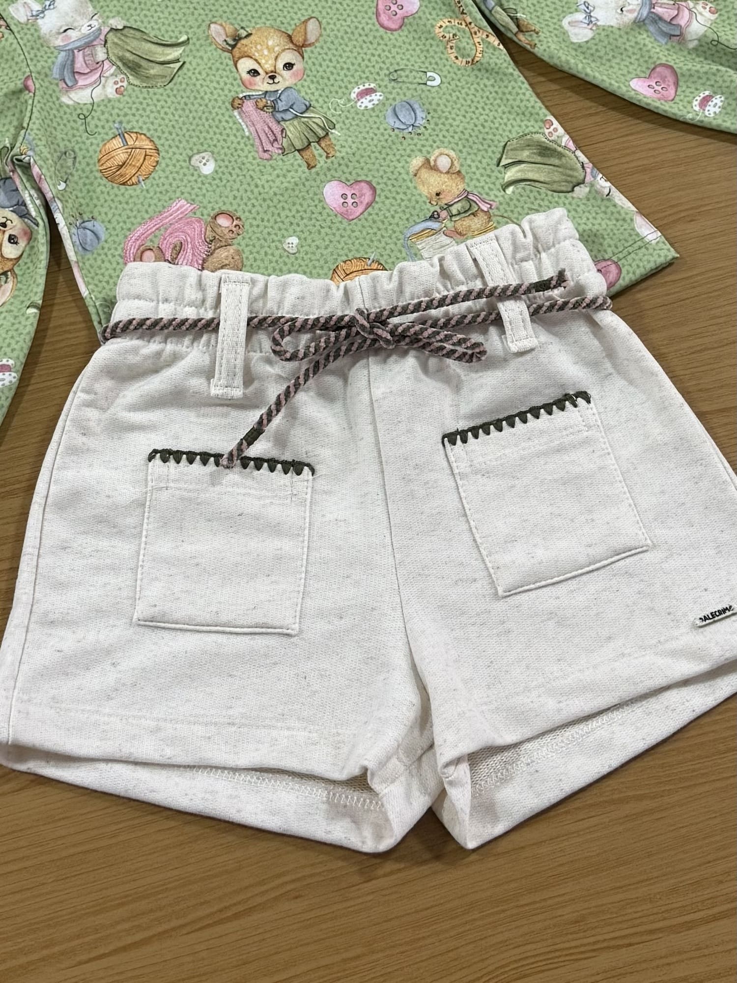 Conjunto Infantil Kukiê Alecrim Inverno com Shorts Off White e Blusa Verde Animais