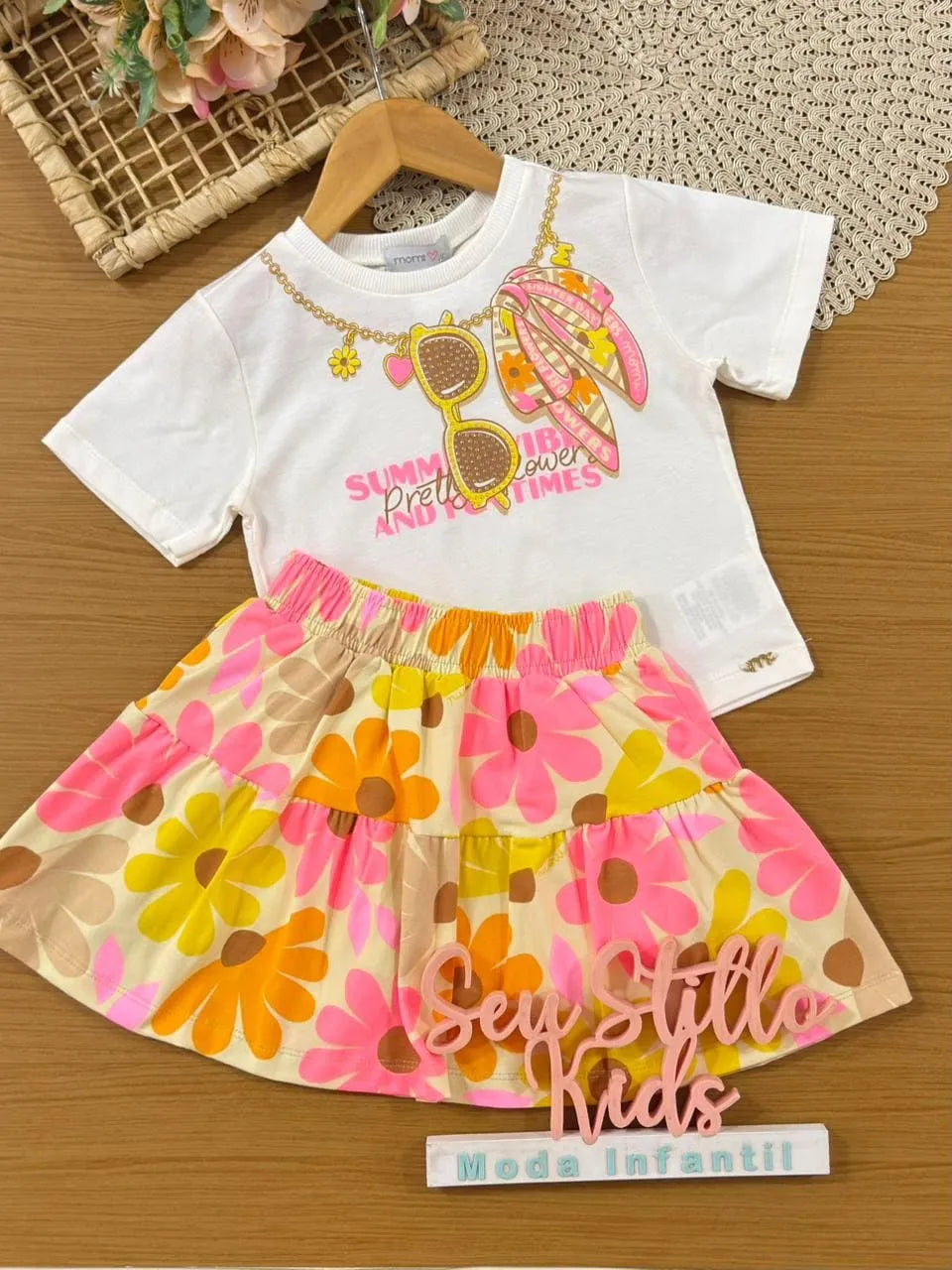 Conjunto Infantil Menina Momi com Saia Floral e Blusa Branca Acessórios Strass