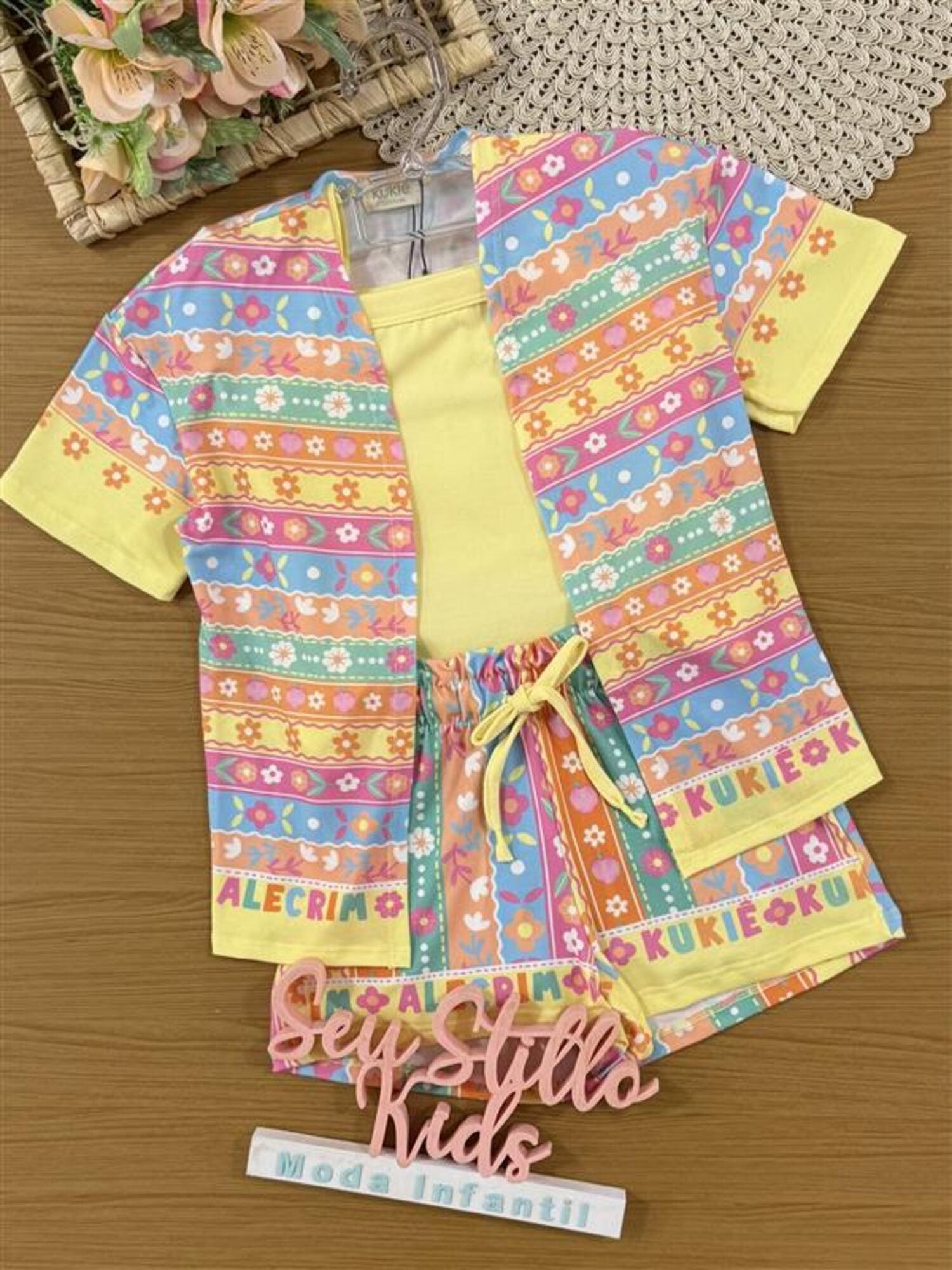 Conjunto Infantil Kukiê Verão com Shorts, Regata e Kimono Amarelo Floral