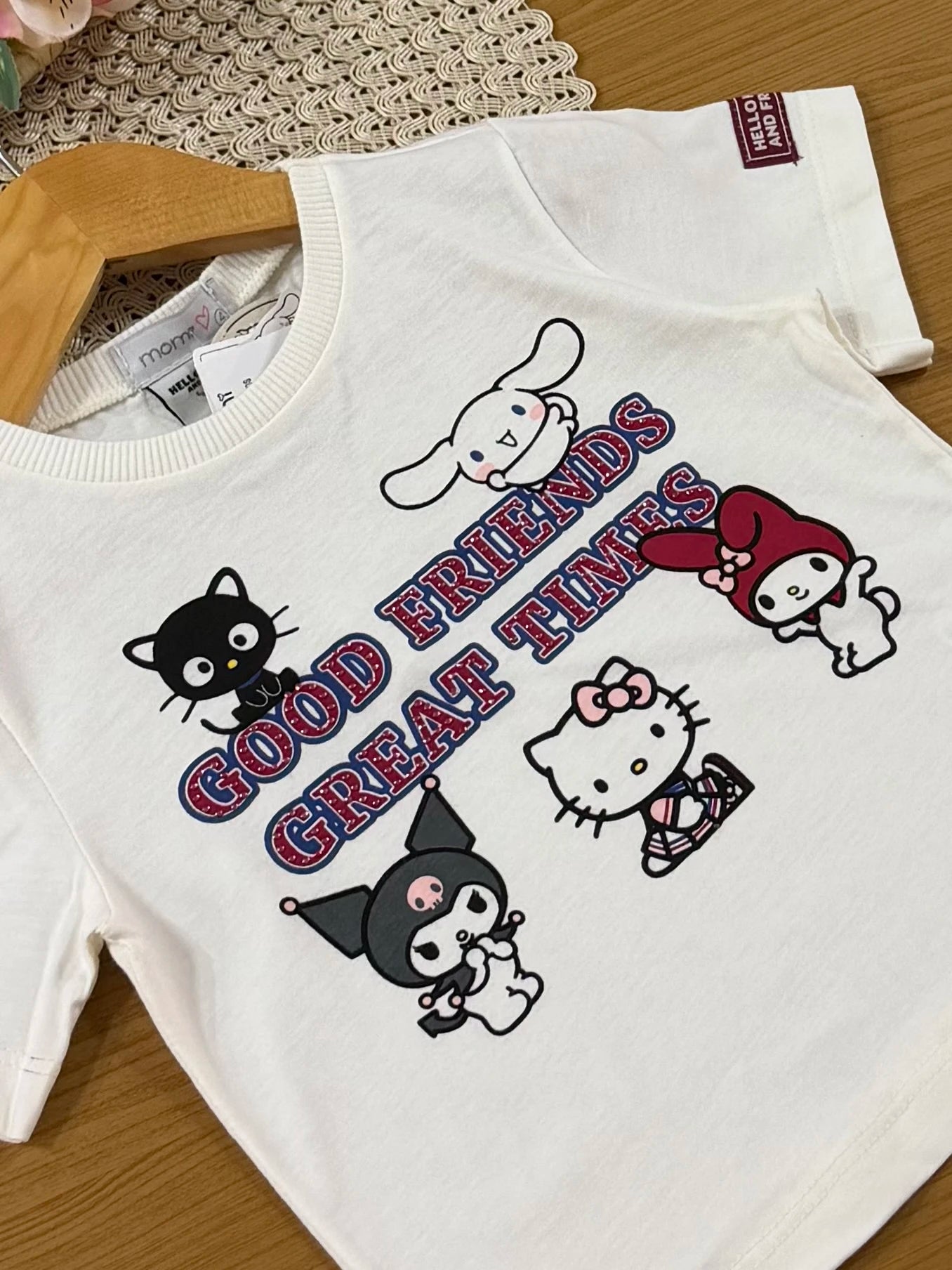 Conjunto Infantil Momi Inverno com Shorts Saia Listrado e Blusa Manga Curta Hello Kitty Good Friends