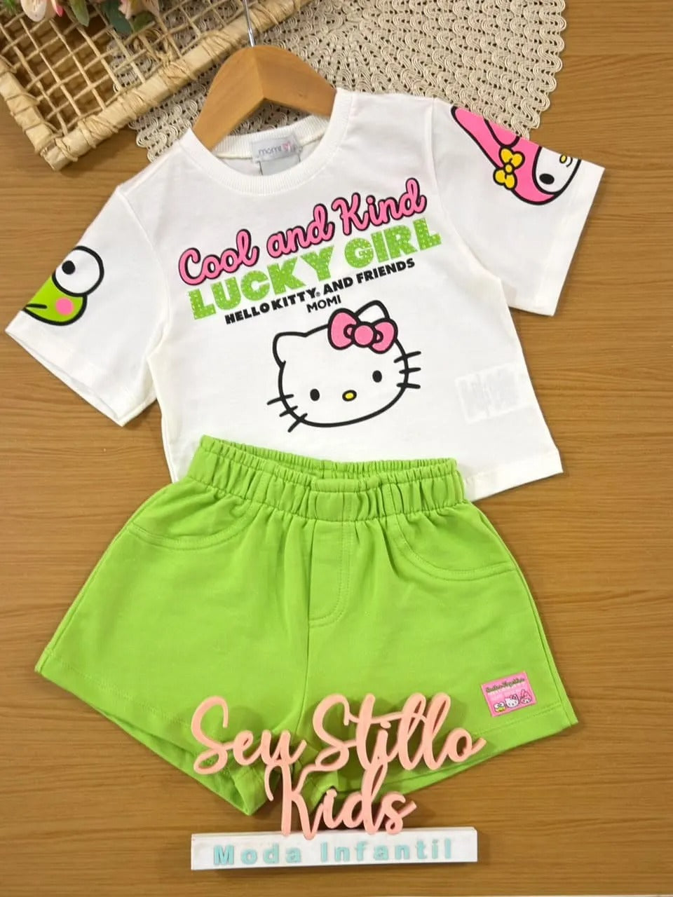 Conjunto Infantil Menina Momi com Shorts Verde e Blusa Branca Hello Kitty Strass