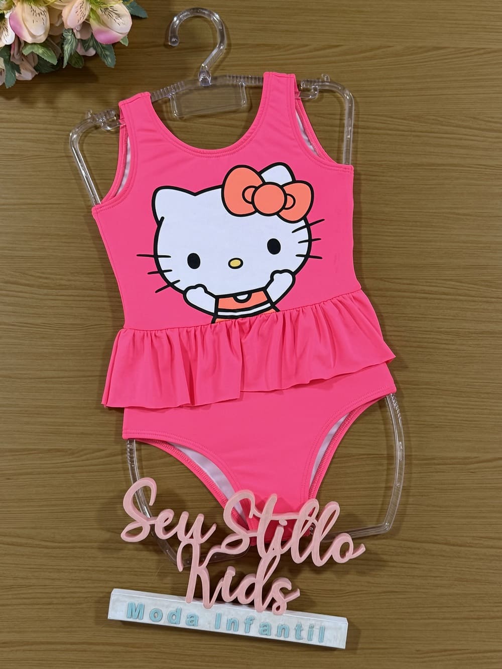 Maiô Infantil Momi Verão Rosa Neon com Babado Hello Kitty