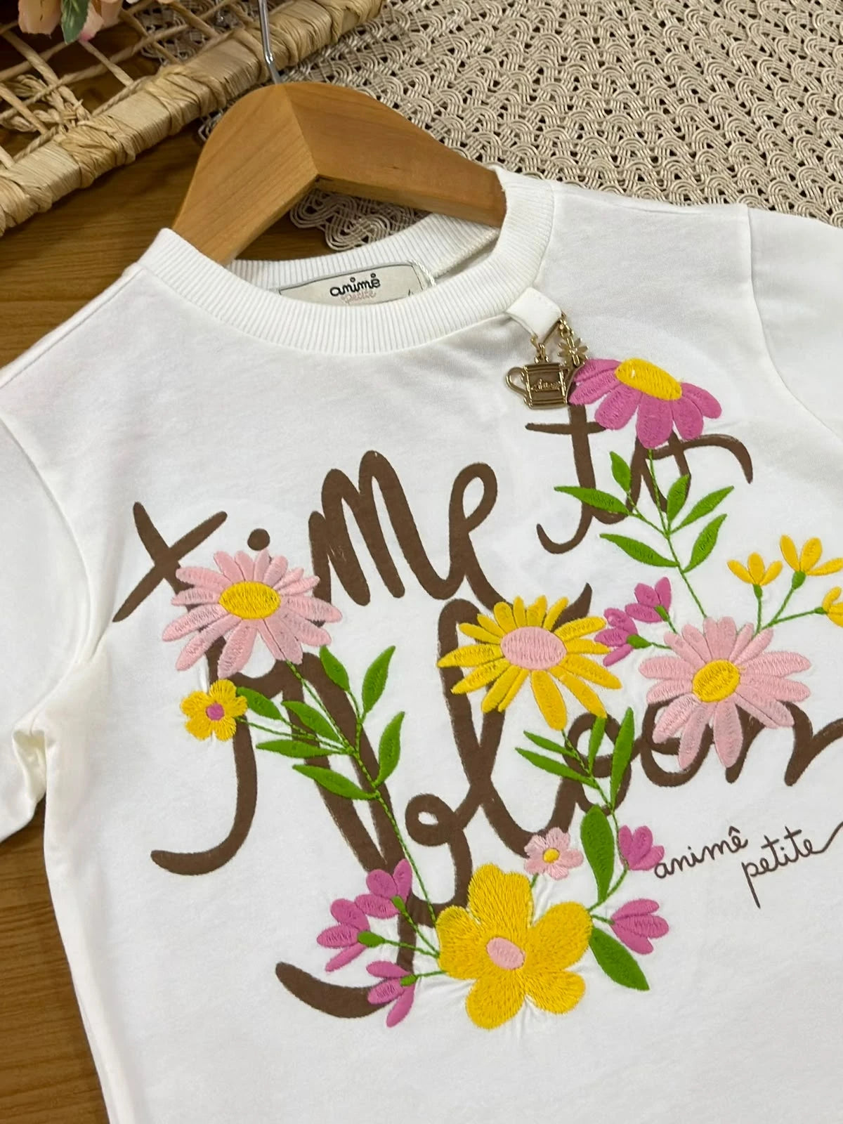 Blusa Infantil Menina Animê Branca Flores Bordadas
