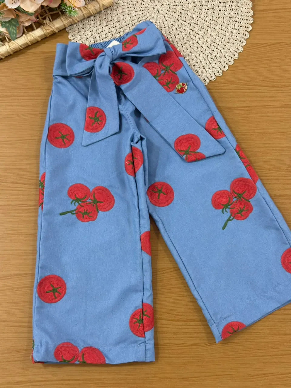 Conjunto Infantil Menina Animê Calça Azul Tomatinhos e Blusa Off White